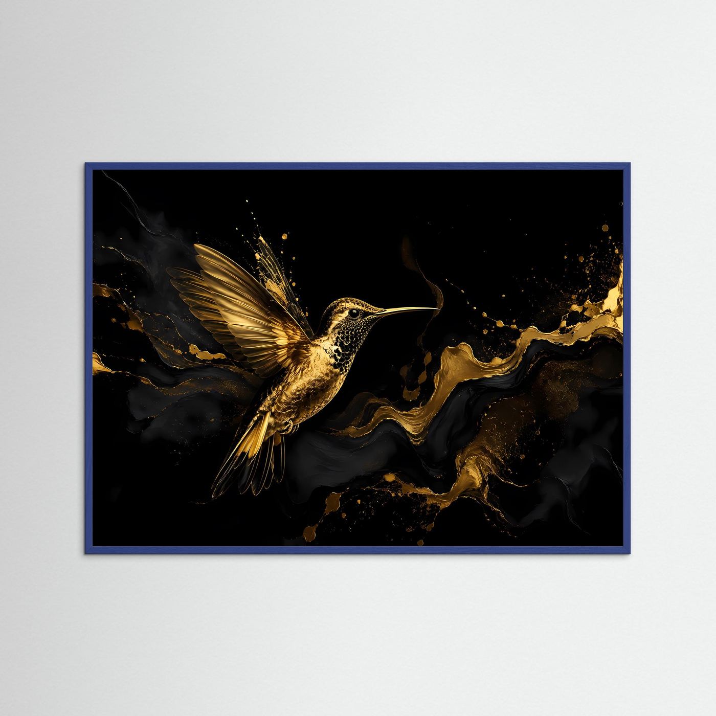 Querformat-Poster mit goldenem Kolibri im dunklen abstrakten Motiv, blauer Holzrahmen