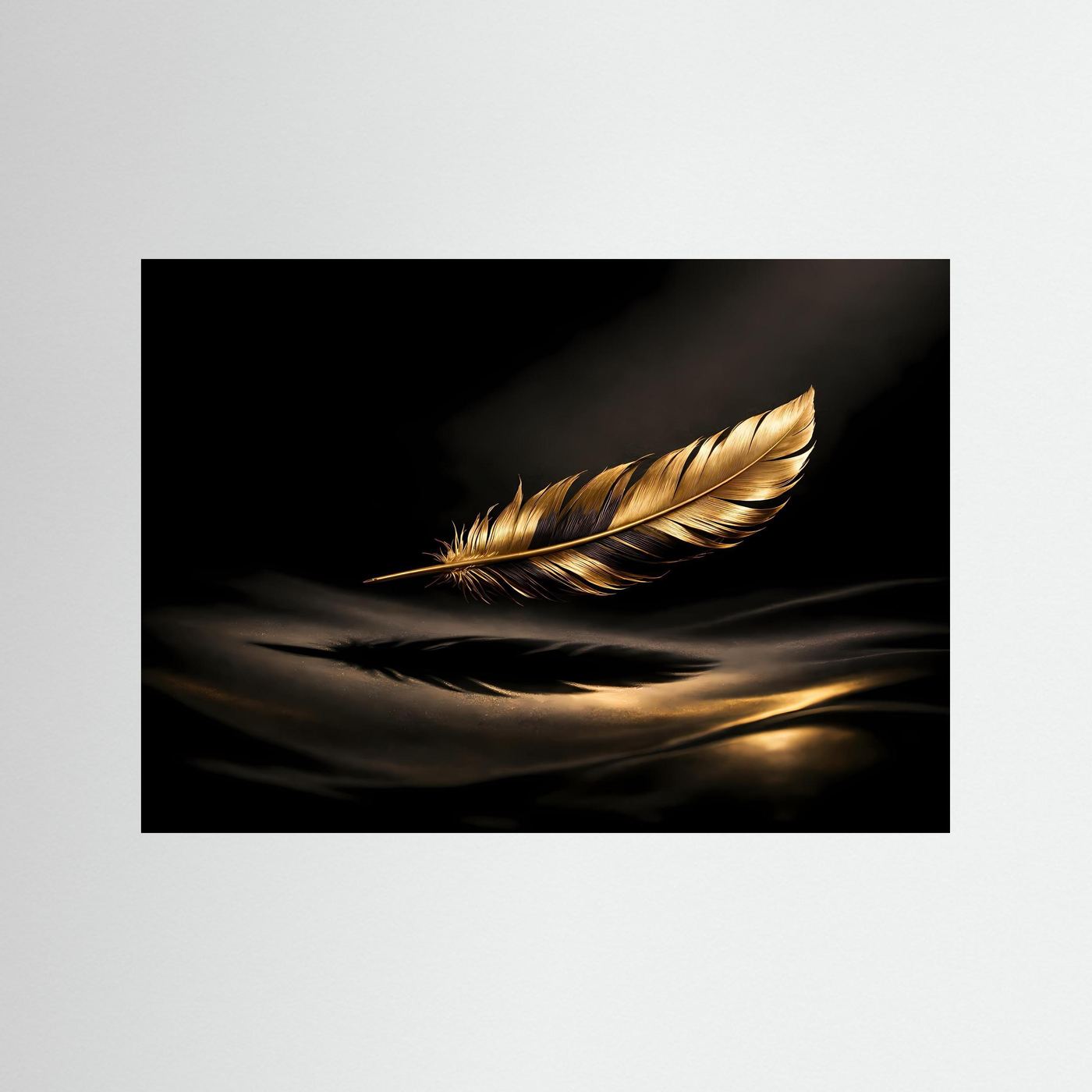 Schwebende Goldene Feder auf Seide | Luxus Kunst & Elegante Wanddeko Querformat