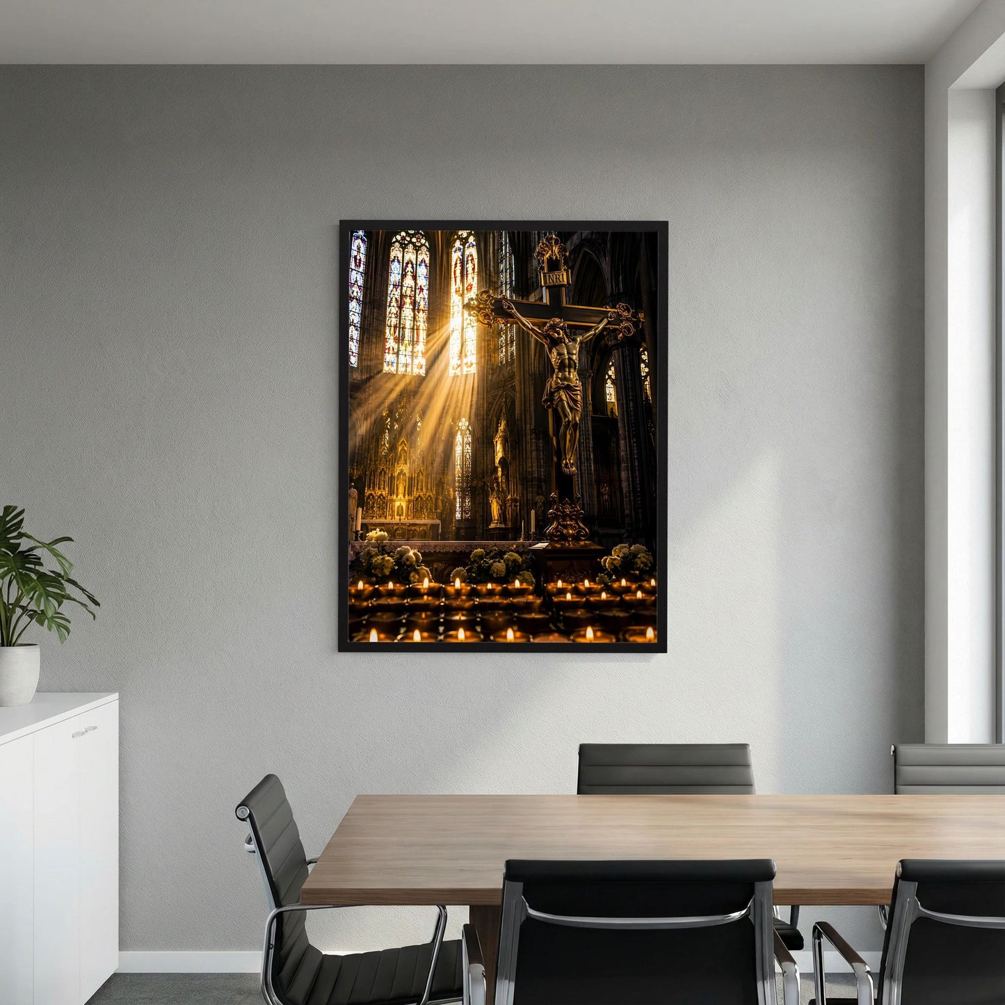 Poster Hochformat mit Kreuz in der Kirche, Lichtstrahlen und beleuchtete Kerzen, schwarzer Rahmen