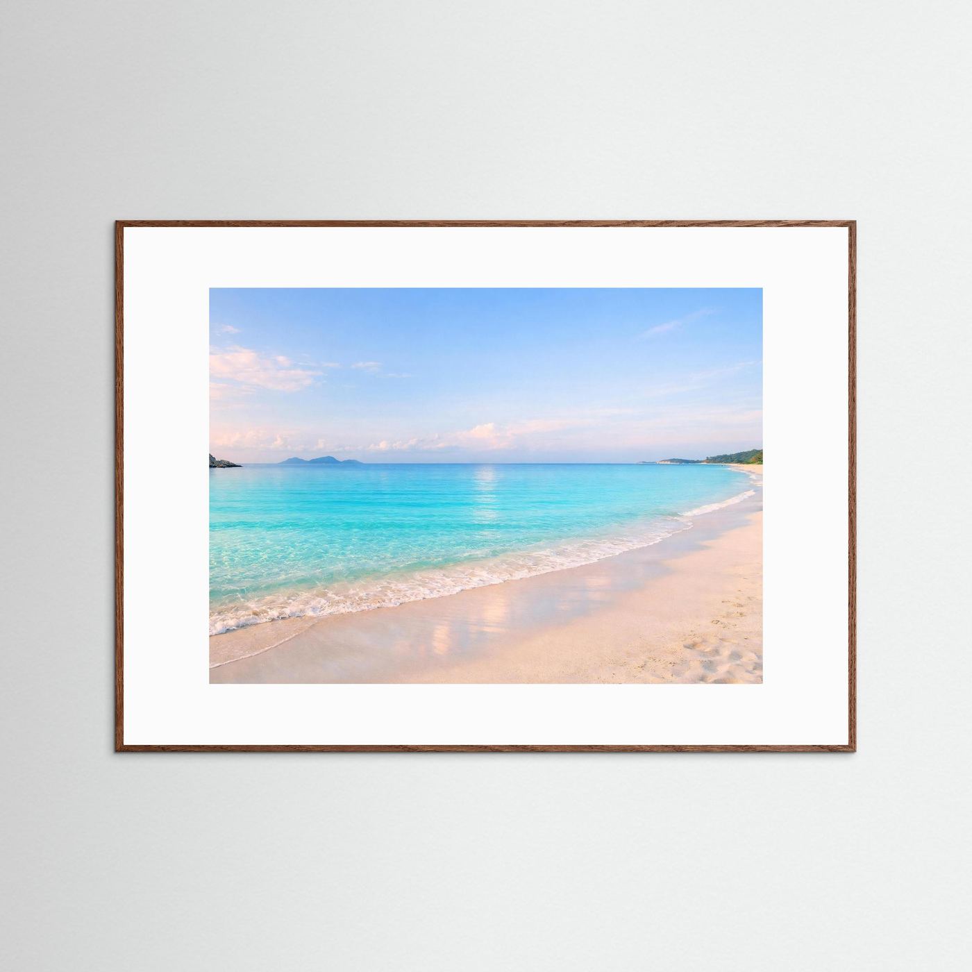 Wandbild mit Strandmotiv im dunkelbraunen Holzrahmen