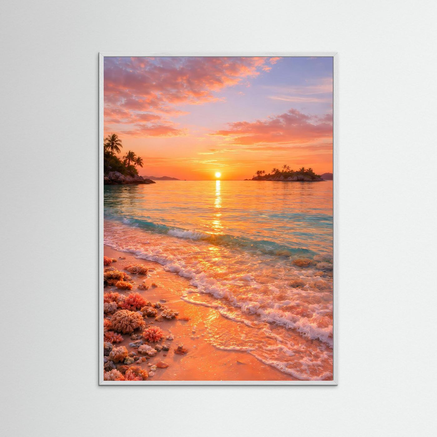 Strandposter im Hochformat in weißem Holzrahmen: korallenroter Sonnenuntergang am Meer