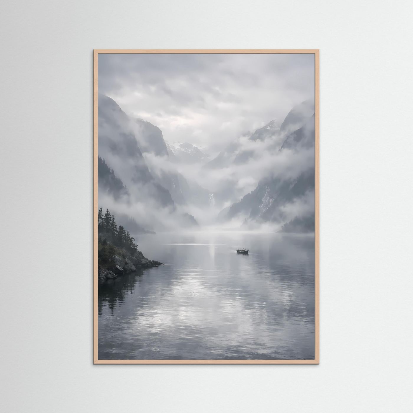 Poster im roséfarbenen Rahmen: Fjord mit Boot im Morgennebel, stille Wasserfläche.