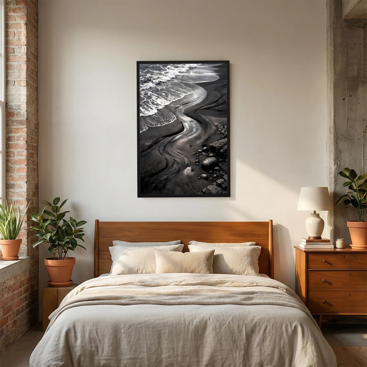 Strandposter mit schwarzem Sand und Meereswellen, schwarzer Rahmen