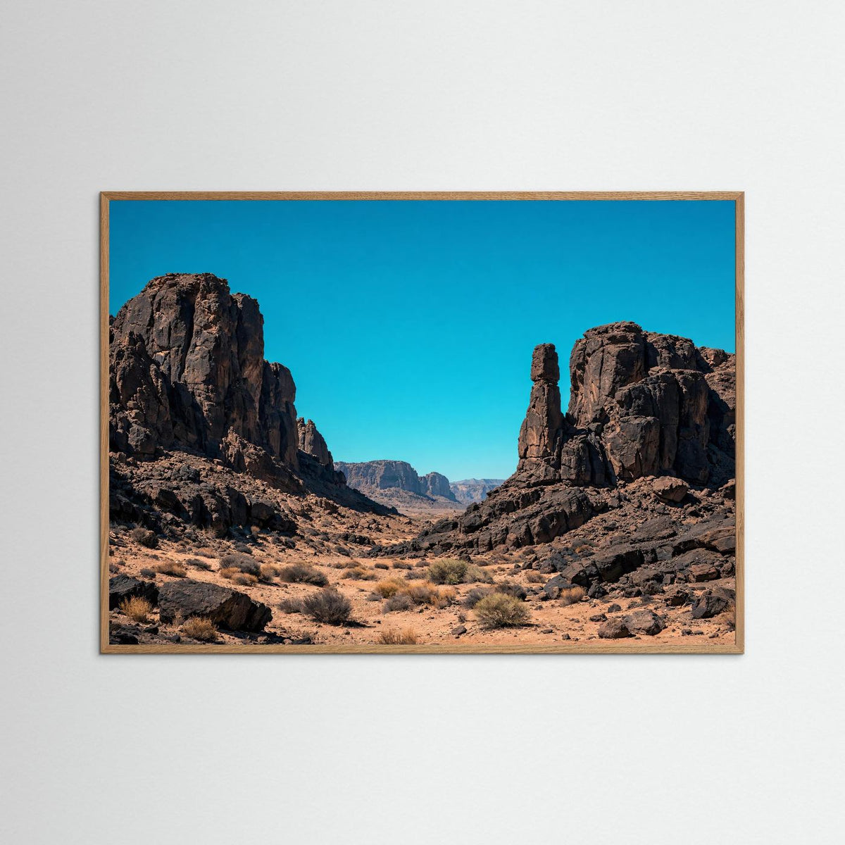Wüstenlandschaft-Poster mit Felsformationen im Querformat, naturfarbener Eichenrahmen