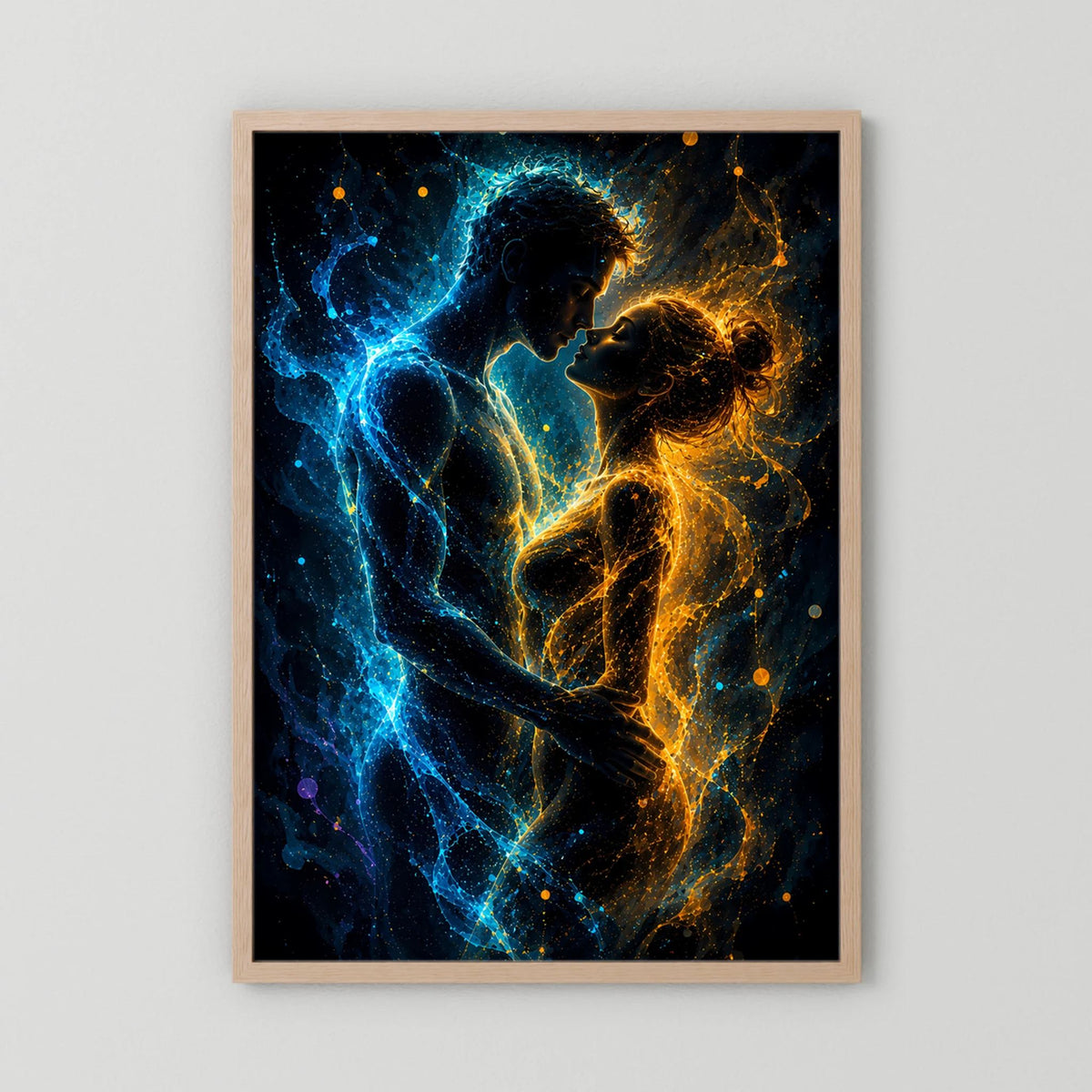 Hochformat-Poster mit abstraktem Liebespaar in Blau und Gold im hellen Holzrahmen