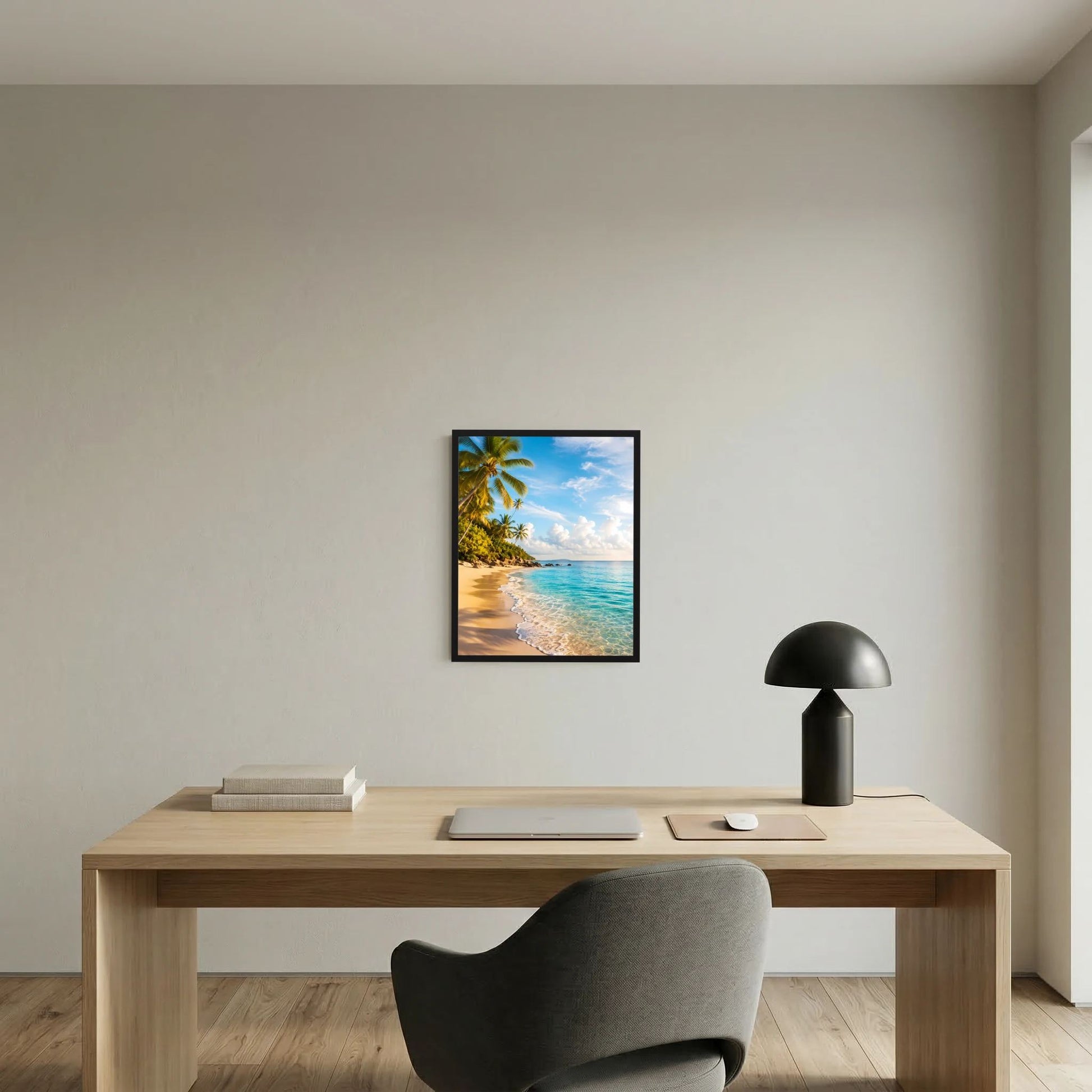 Hochformatiges Strand-Poster mit Palmen im schwarzen Rahmen über Holzschreibtisch