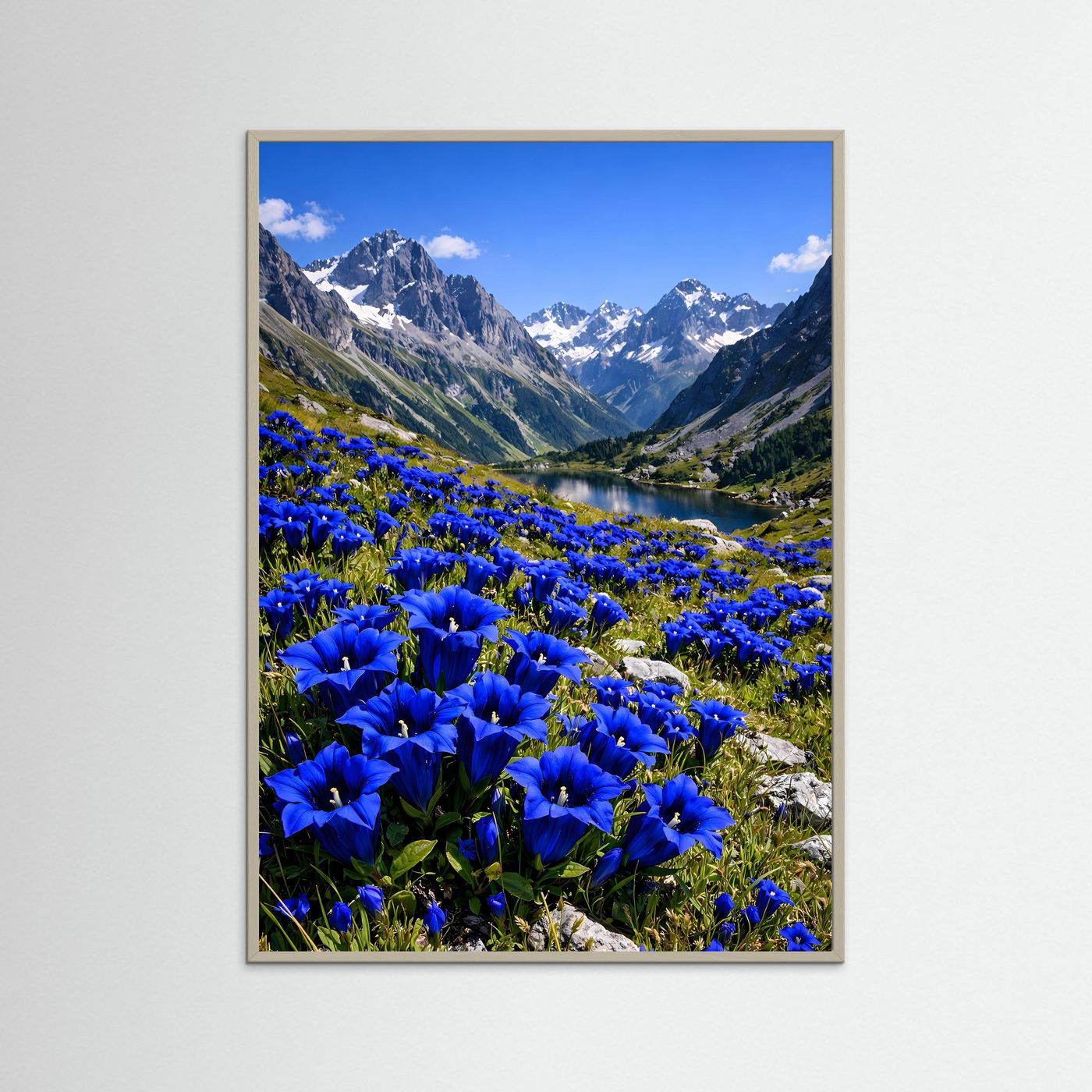 Hochformatiges Bergsee-Poster mit blauen Enzianblüten, im Holzrahmen