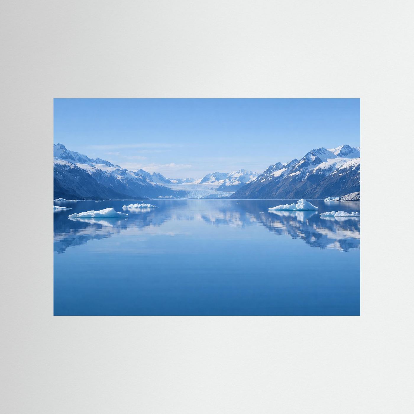 Poster im Querformat mit Gletscher- und Eisbergmotiv, spiegelnde Berge im Wasser