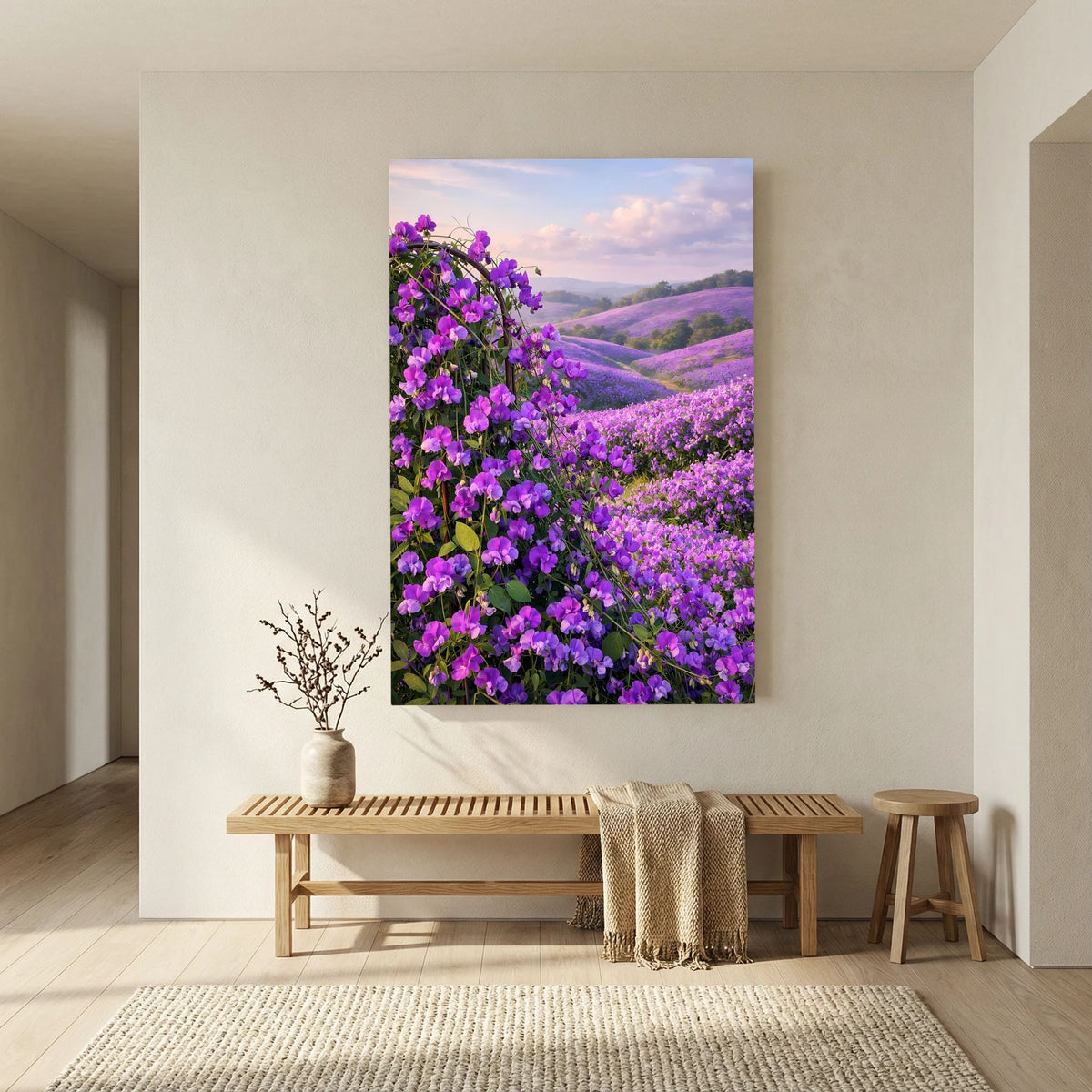 Hochformatiges Wandbild mit violetten Blüten in einer hügeligen Landschaft