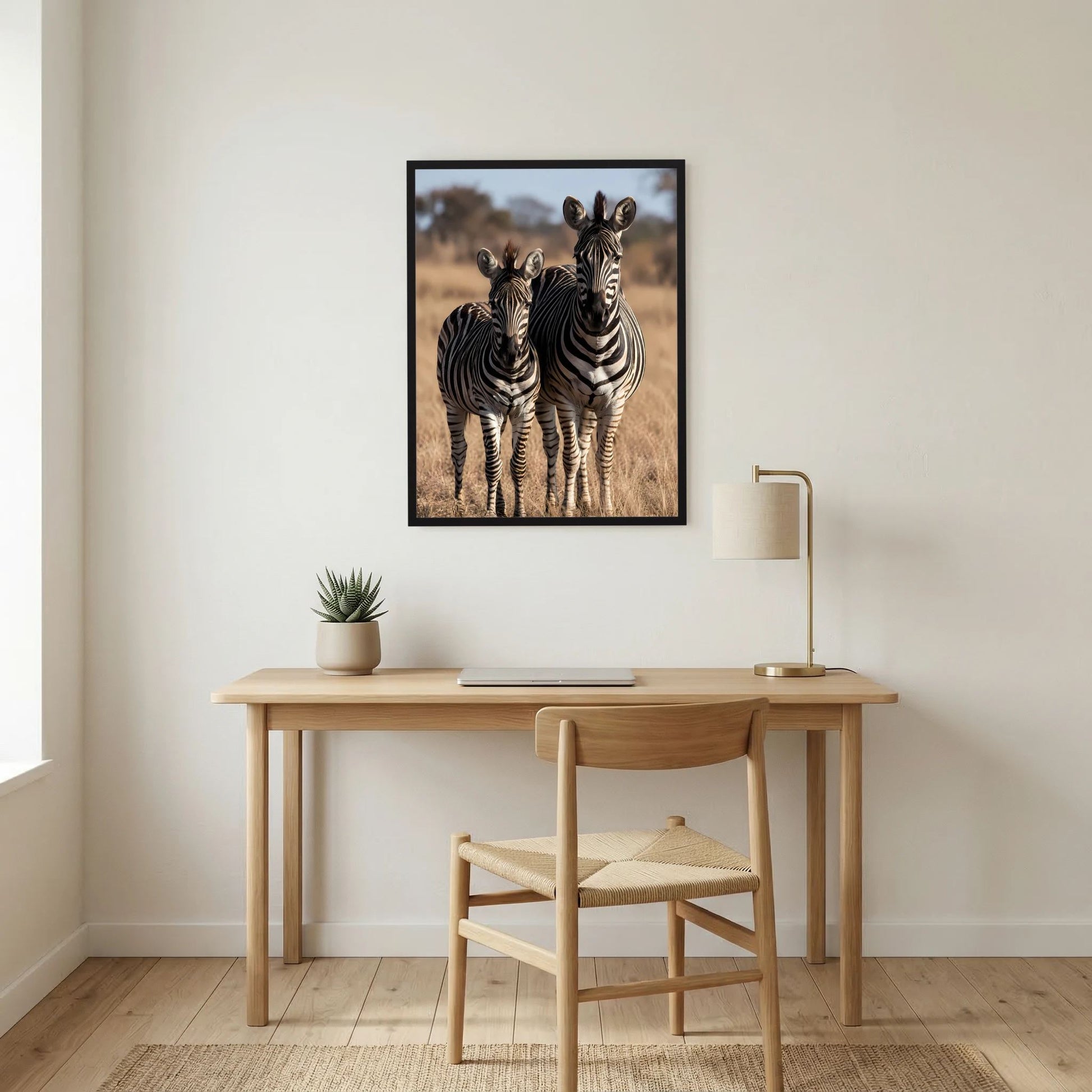 Wandposter mit Zebras (Mutter und Jungtier) im schwarzen Rahmen, hochformatig.