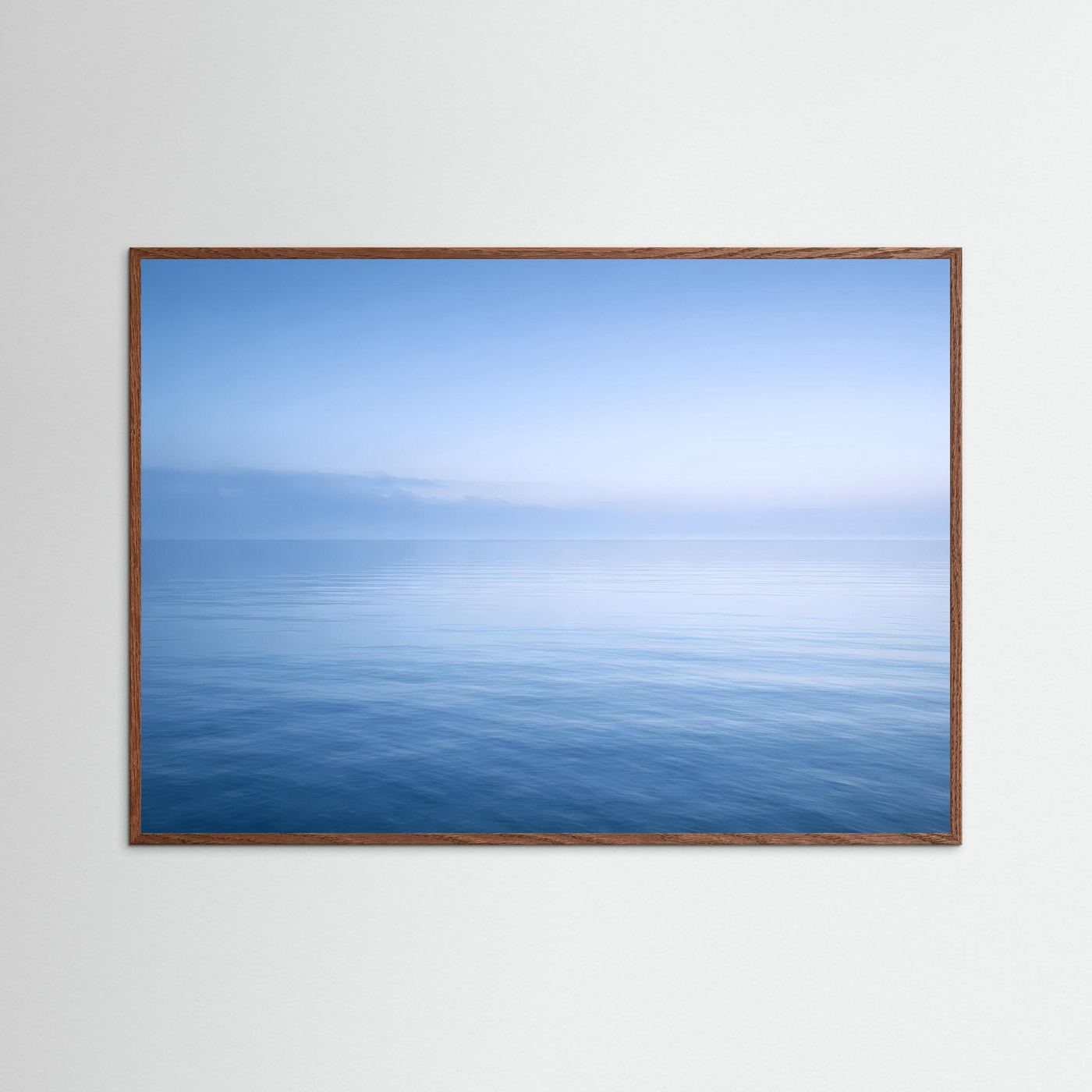 Meer-Wandbild Querformat mit dunklem Holzrahmen, abstrakter Horizont über Wasserfläche.