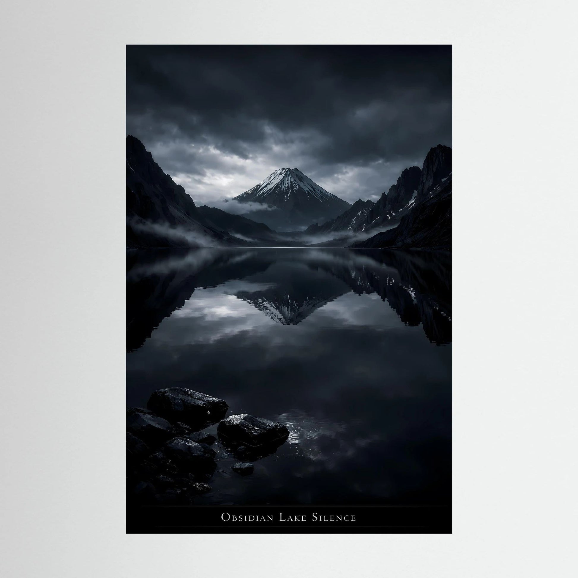 Wandposter mit düsterem Vulkan und spiegelndem Bergsee, dunkle Wolken, klare Reflexion