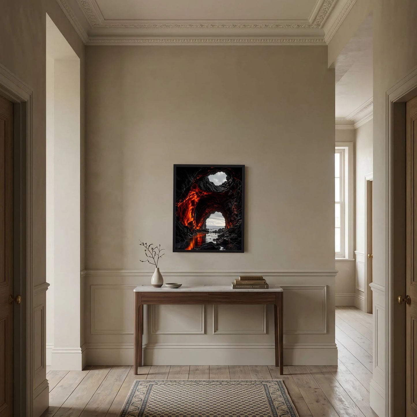Gerahmtes Hochformat-Poster: glühende Lava in einer Vulkanhöhle, Meer und dunkle Felskante