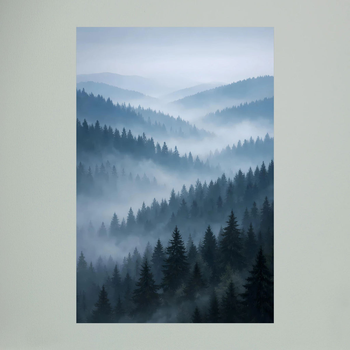 Hochformatiges Naturposter mit nebligem Wald und Bergtälern in Blau und Grau.