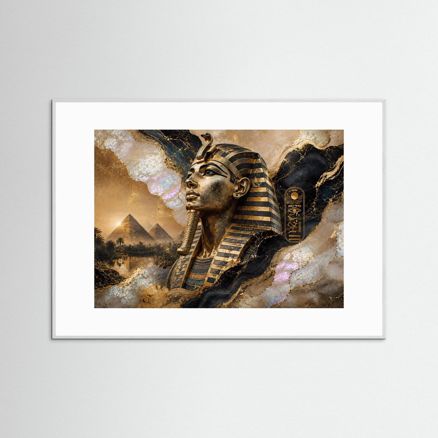Gerahmtes Poster mit ägyptischem Pharao in Gold- und Perlmuttfarben, weißes Rahmenprofil