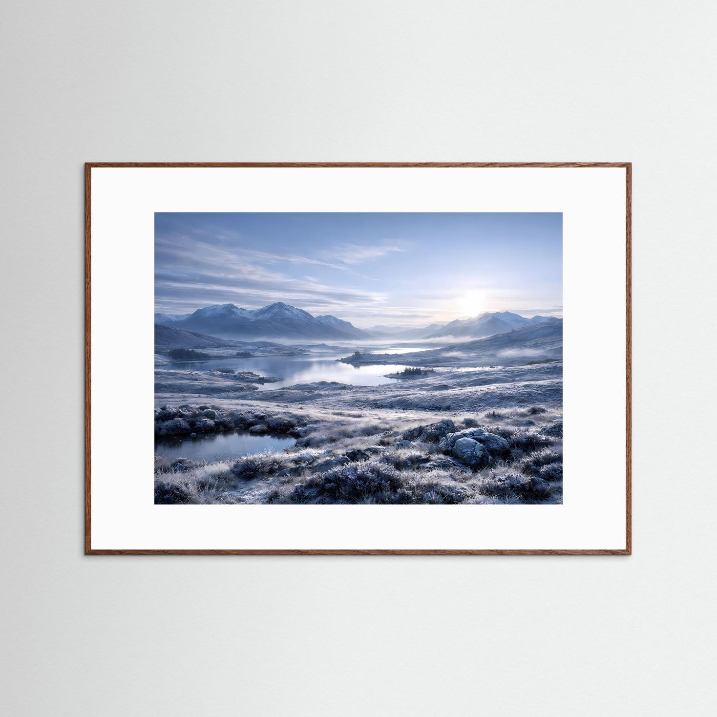Gerahmtes Winterlandschafts-Poster mit brauner Holzrahmung, Berg- und Seelandschaft, Panorama