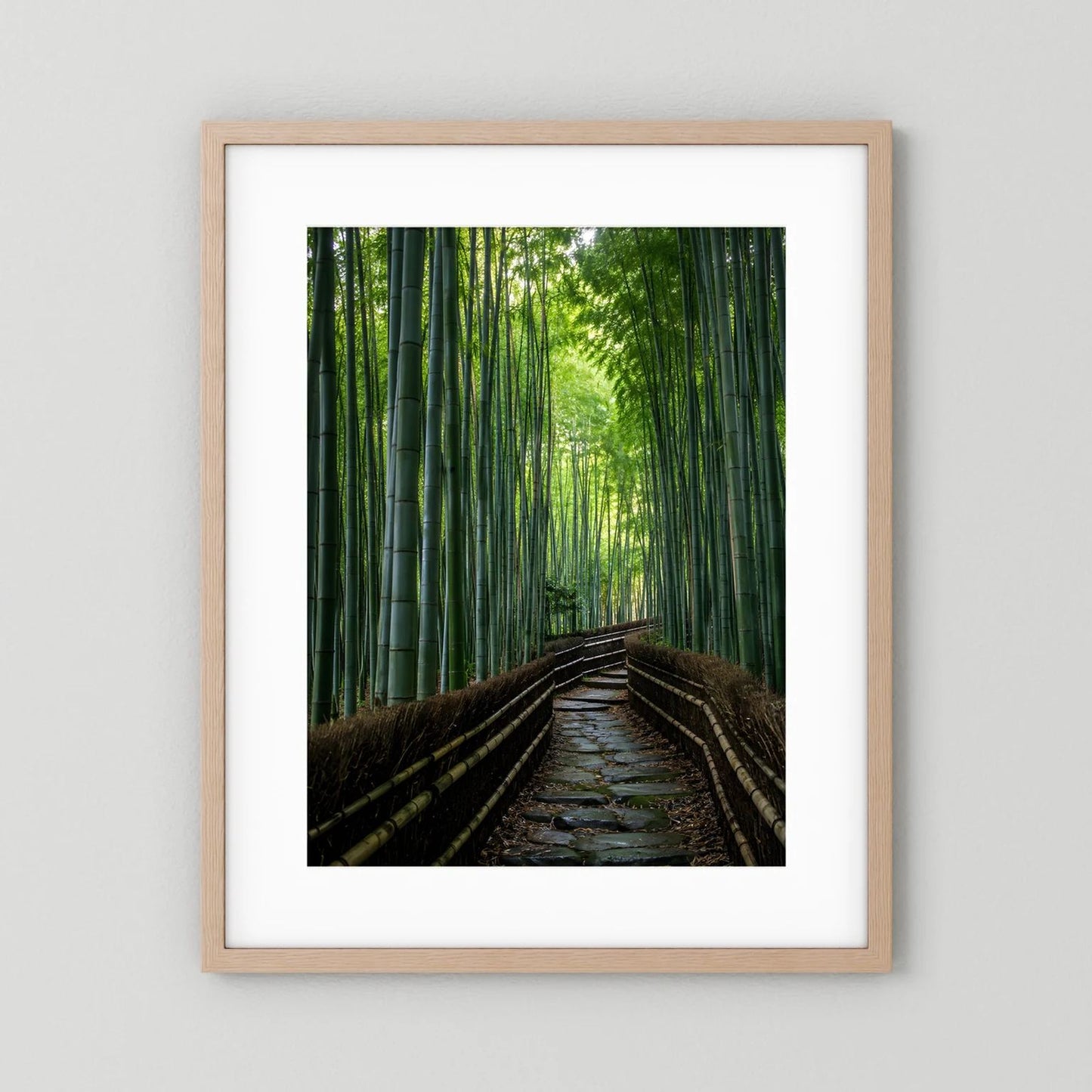 Hochformat-Poster Bambuswaldweg, Eichenrahmen mit weißem Rand