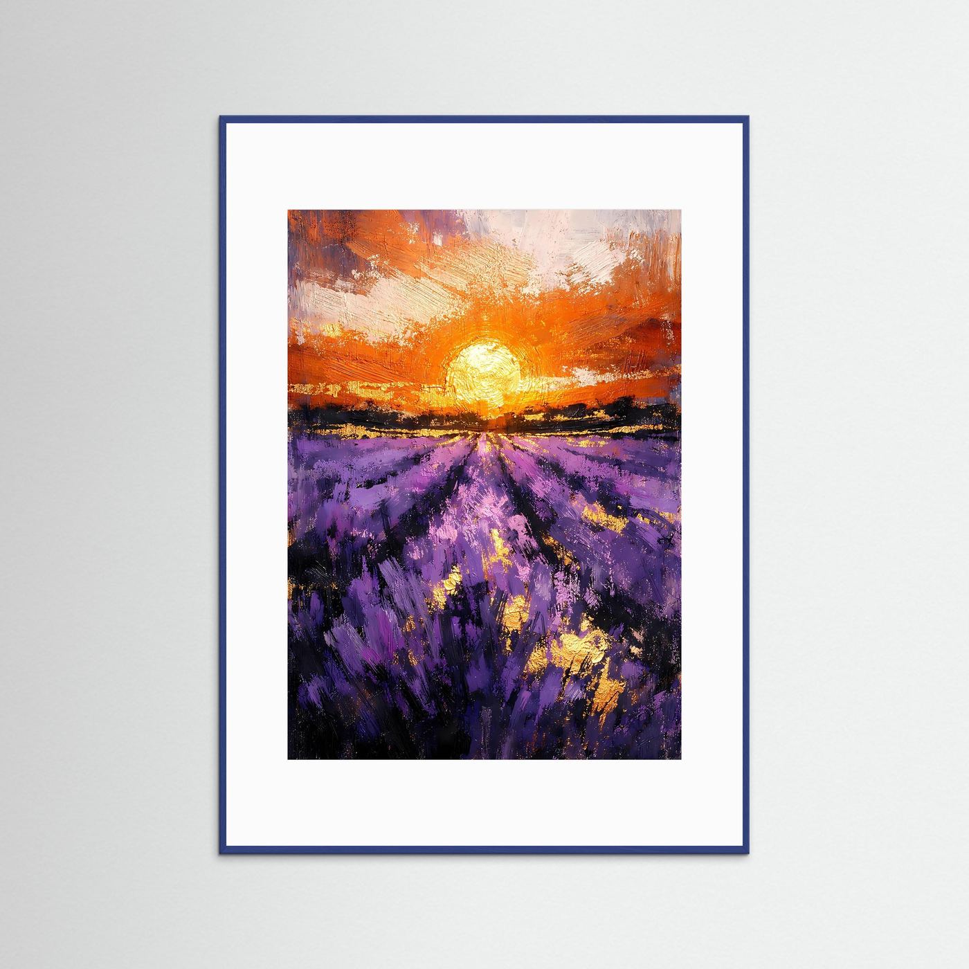 Abstraktes Landschaftsposter im blauen Holzrahmen: violettes Lavendelfeld bei orangefarbenem Sonnenuntergang