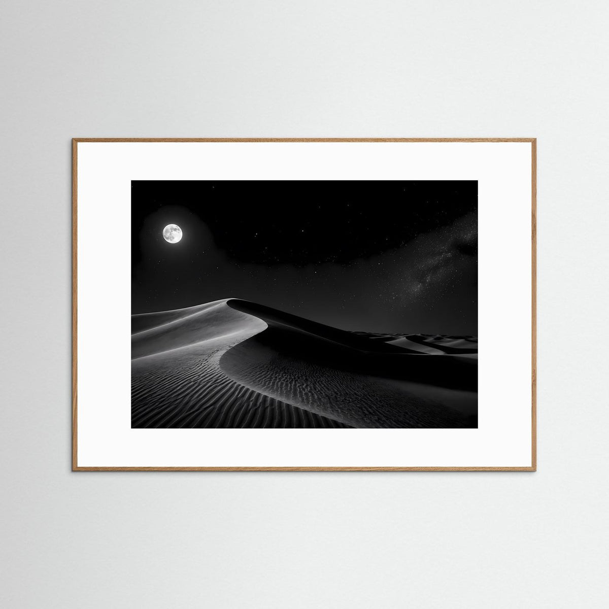 Querformat-Poster mit schwarzweißem Mondlicht über Sanddünen, naturholzfarben gerahmt