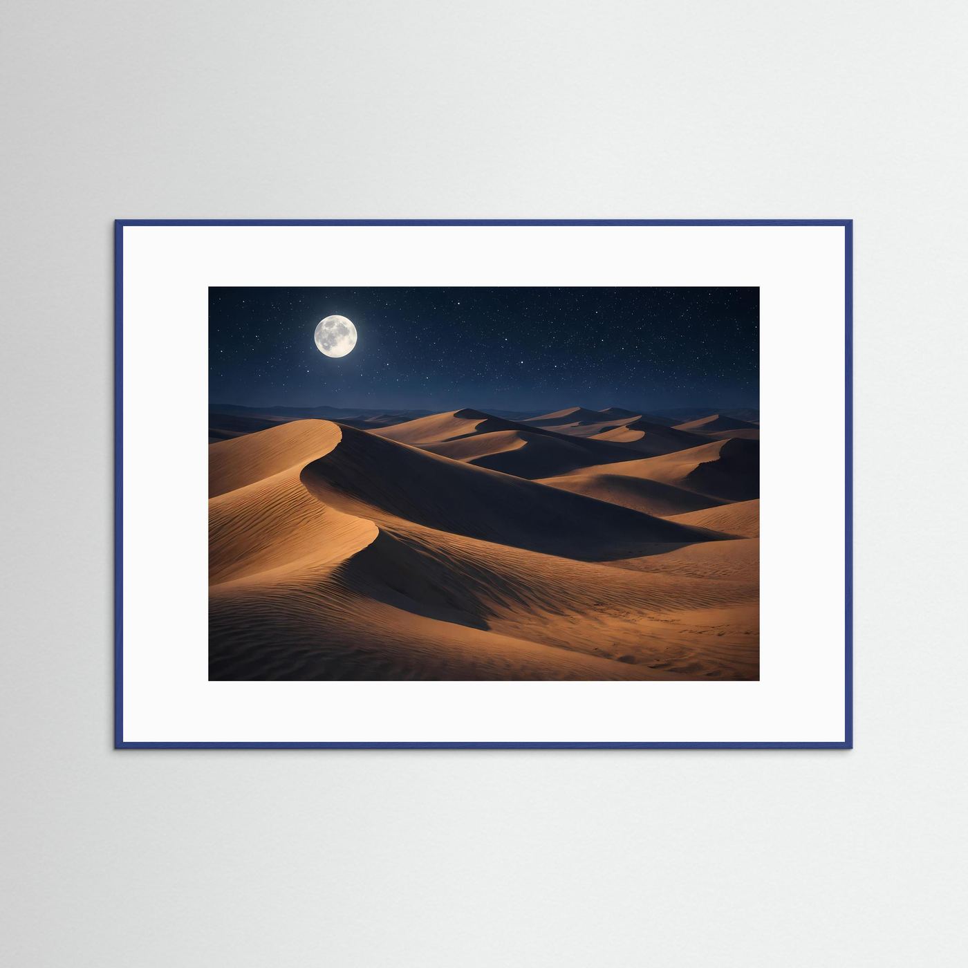 Poster mit Wüstennacht-Motiv, Vollmond über Dünen, blauer Rahmen im Querformat