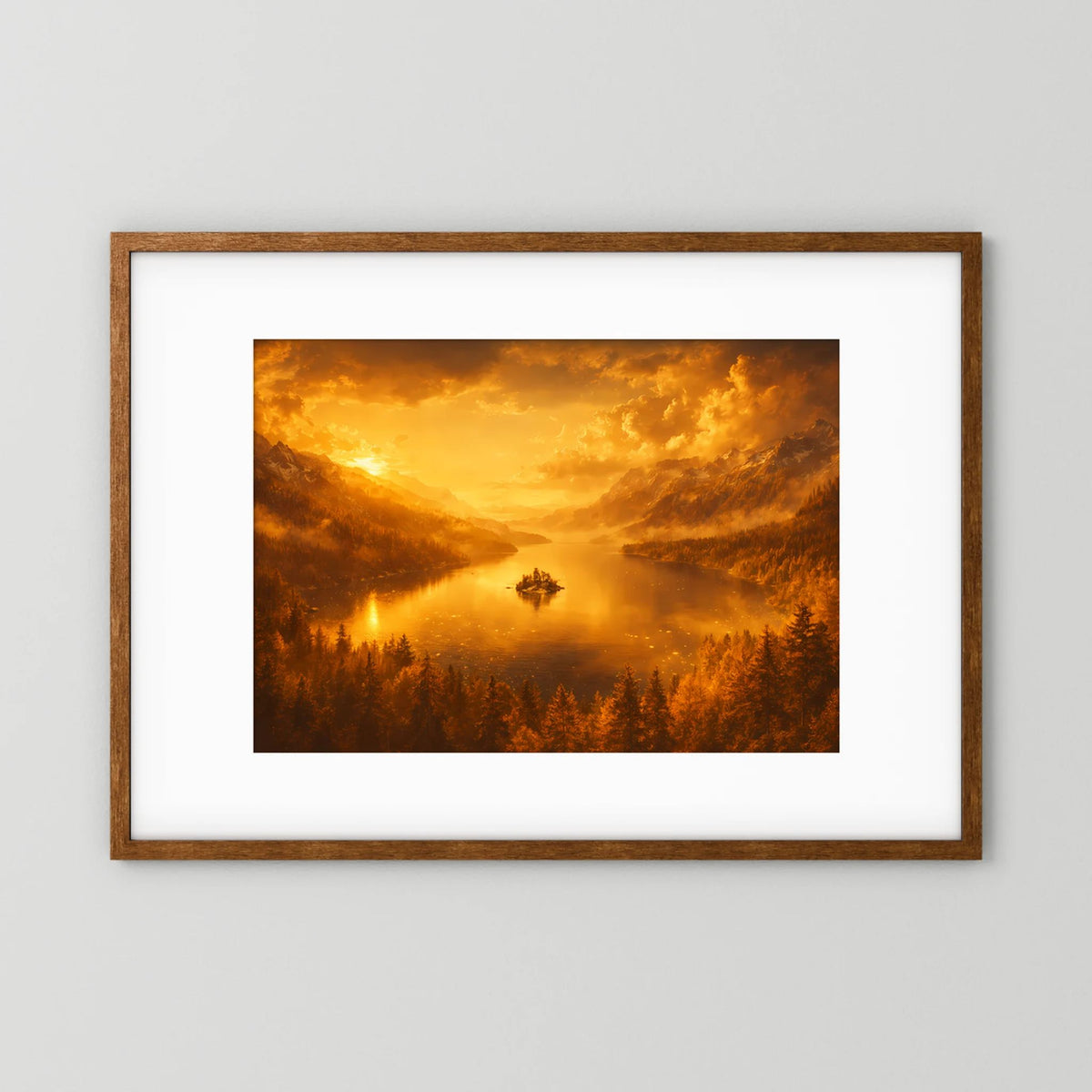 Wandbild im Querformat mit braunem Holzrahmen und weißem Passepartout: goldener See