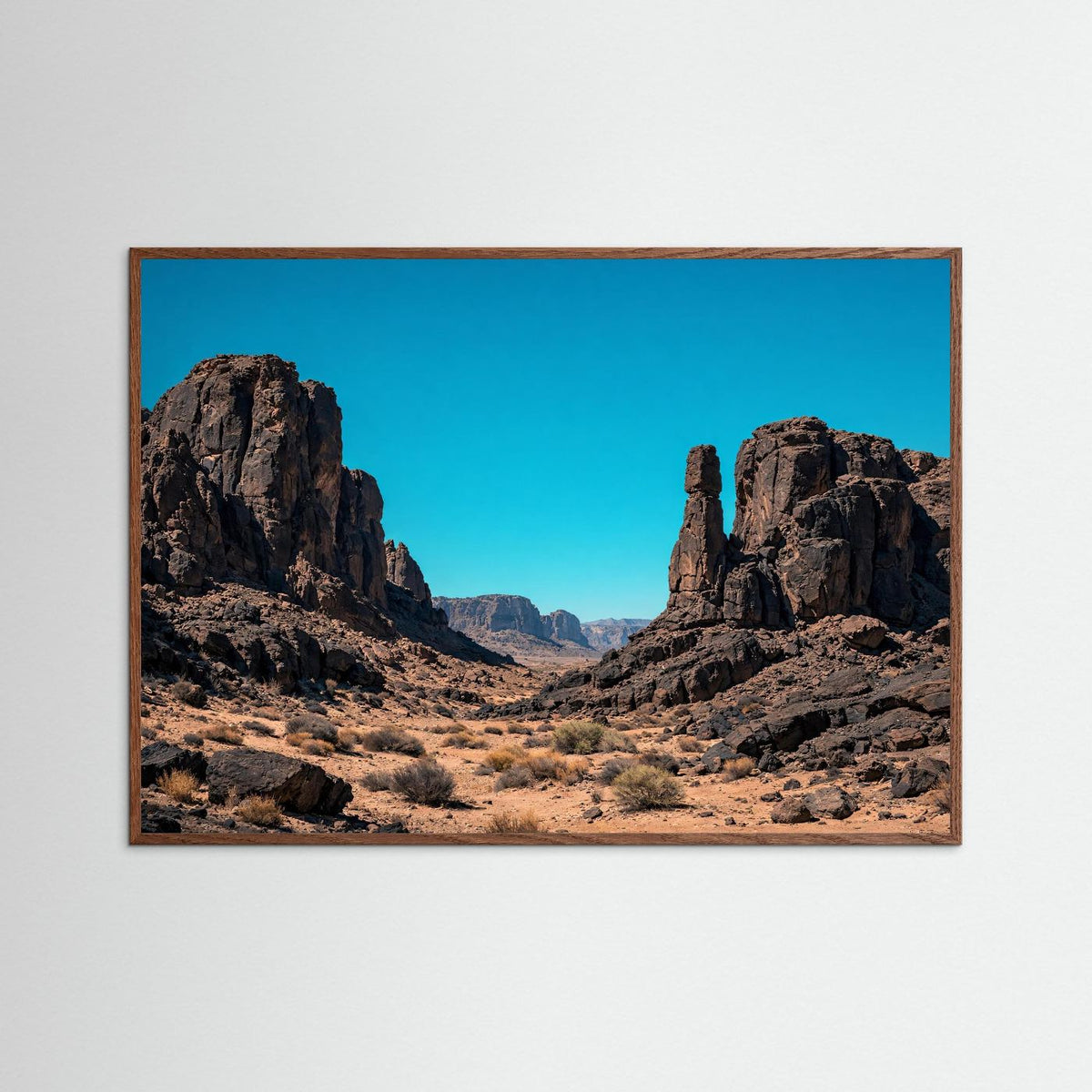 Wüstenlandschaft-Poster mit Felsformationen im Querformat, dunkler Eichenrahmen