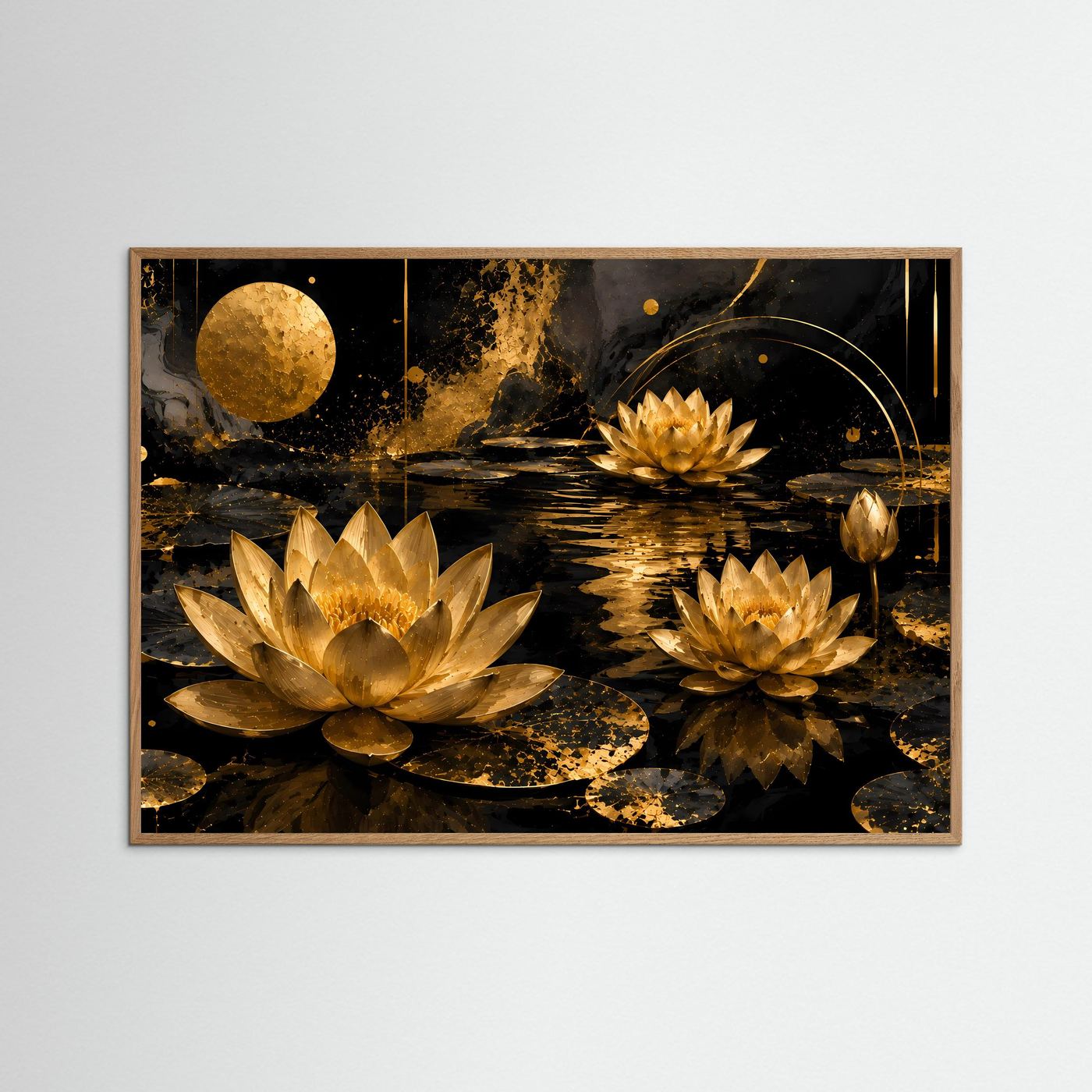 Wandbild mit goldenen Lotusblüten auf dunklem Wasser, mit hellem Holzrahmen
