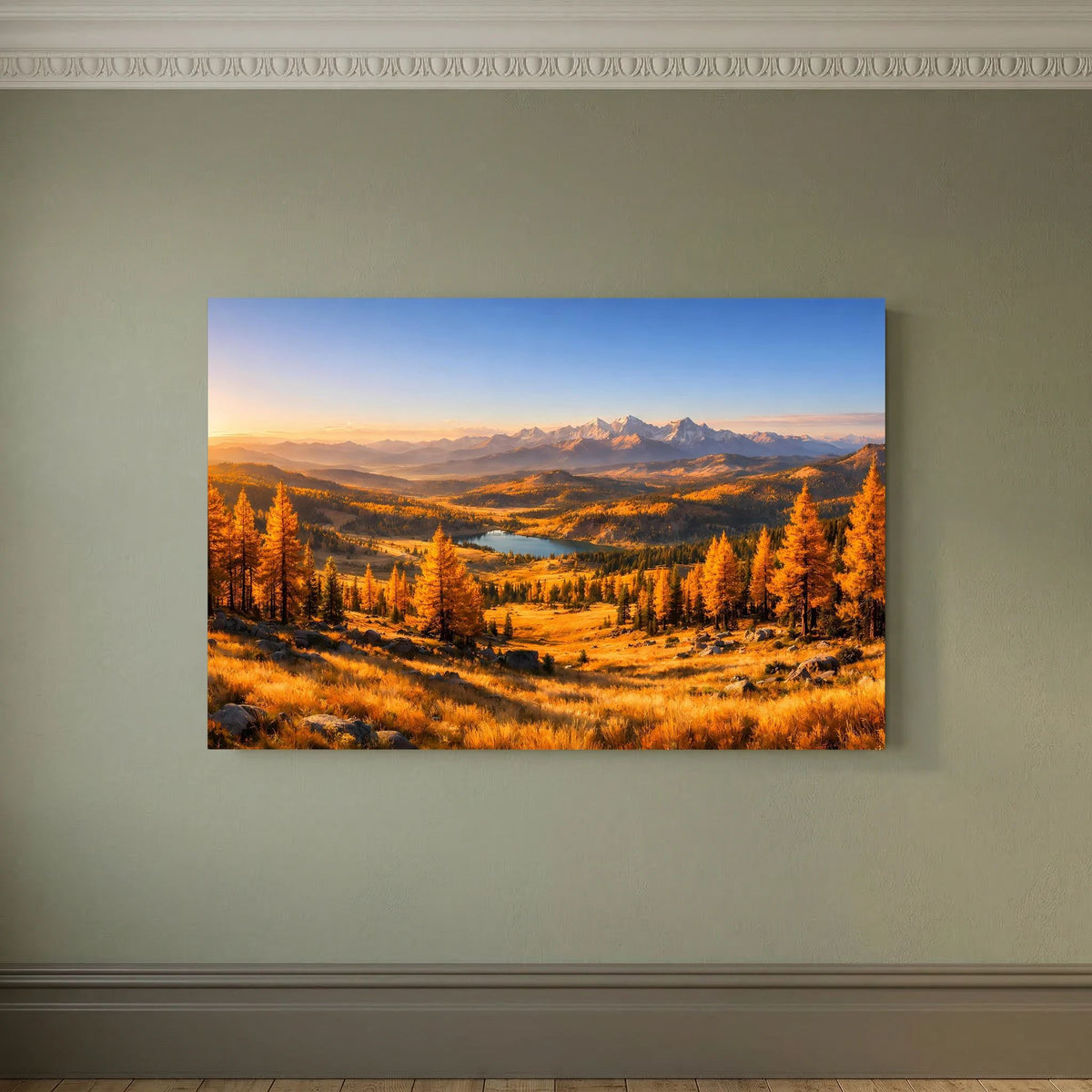 Querformatiges Naturfotografie-Wandbild mit Bergkette, Herbstwiese und Tannen, blau umrandet.