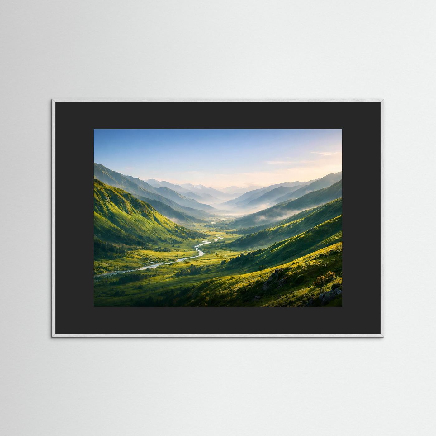 Alpen-Wandbild mit schwarzem Rahmen und Bergtal-Landschaft im Sonnenlicht