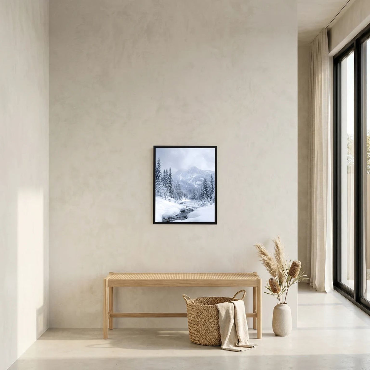 Kleines, gerahmtes Poster mit winterlicher Tannen- und Berglandschaft an heller Wand