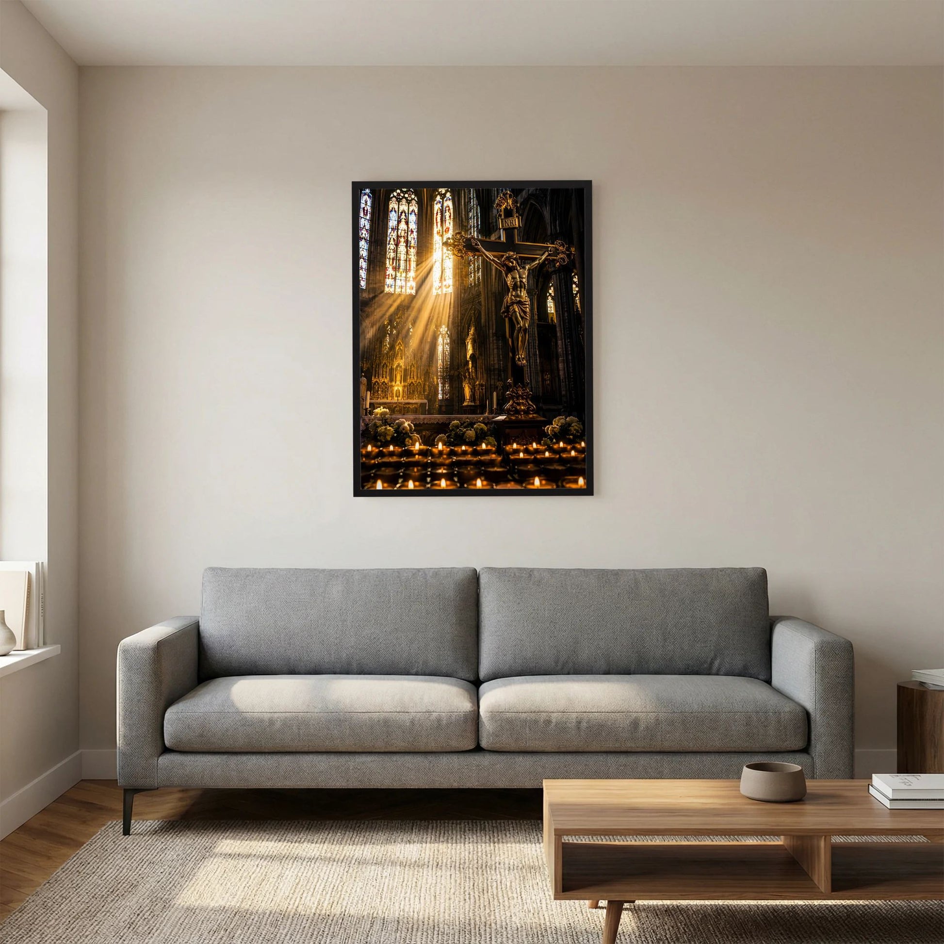 Poster mit schwarzem Rahmen: Jesus am Kreuz, gotische Architektur, Lichtstrahlen und Altarlichter