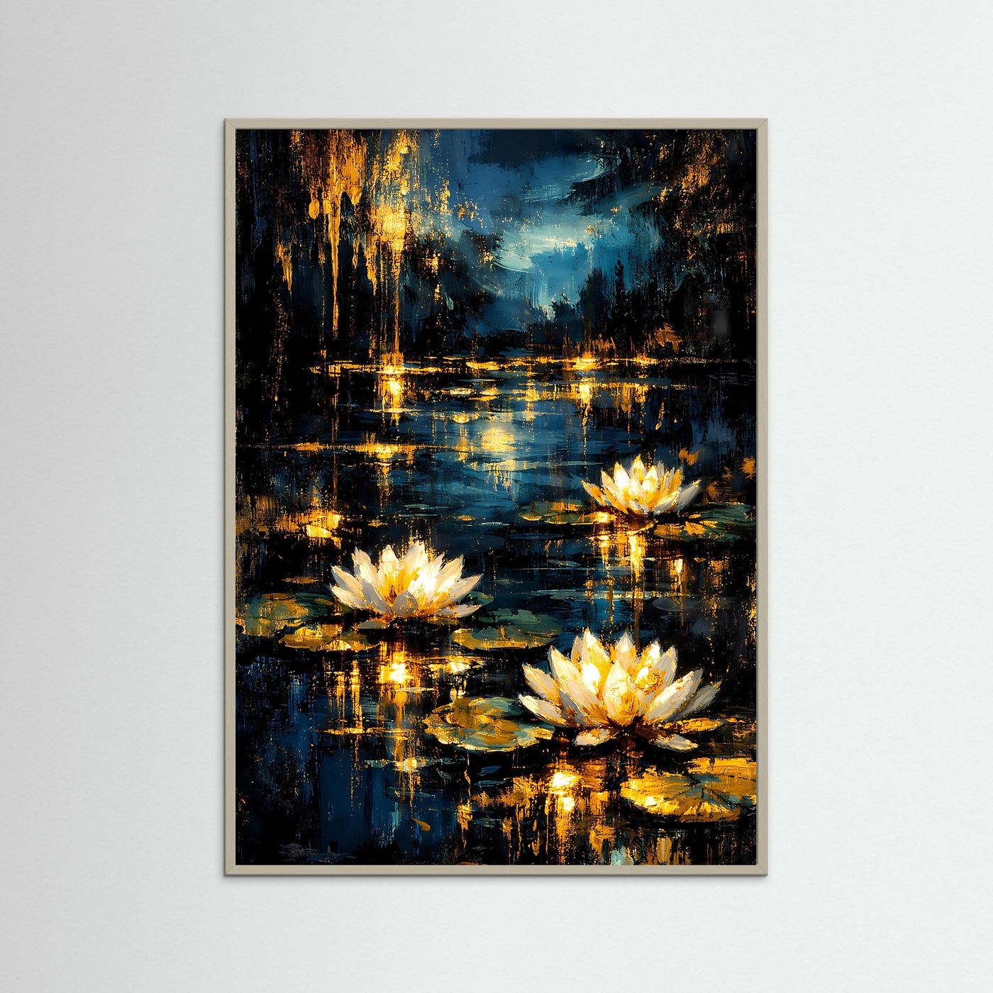Gerahmtes Poster: Seerosen im Teich mit weißen Blüten und goldenen Spiegelungen, grau gerahmt