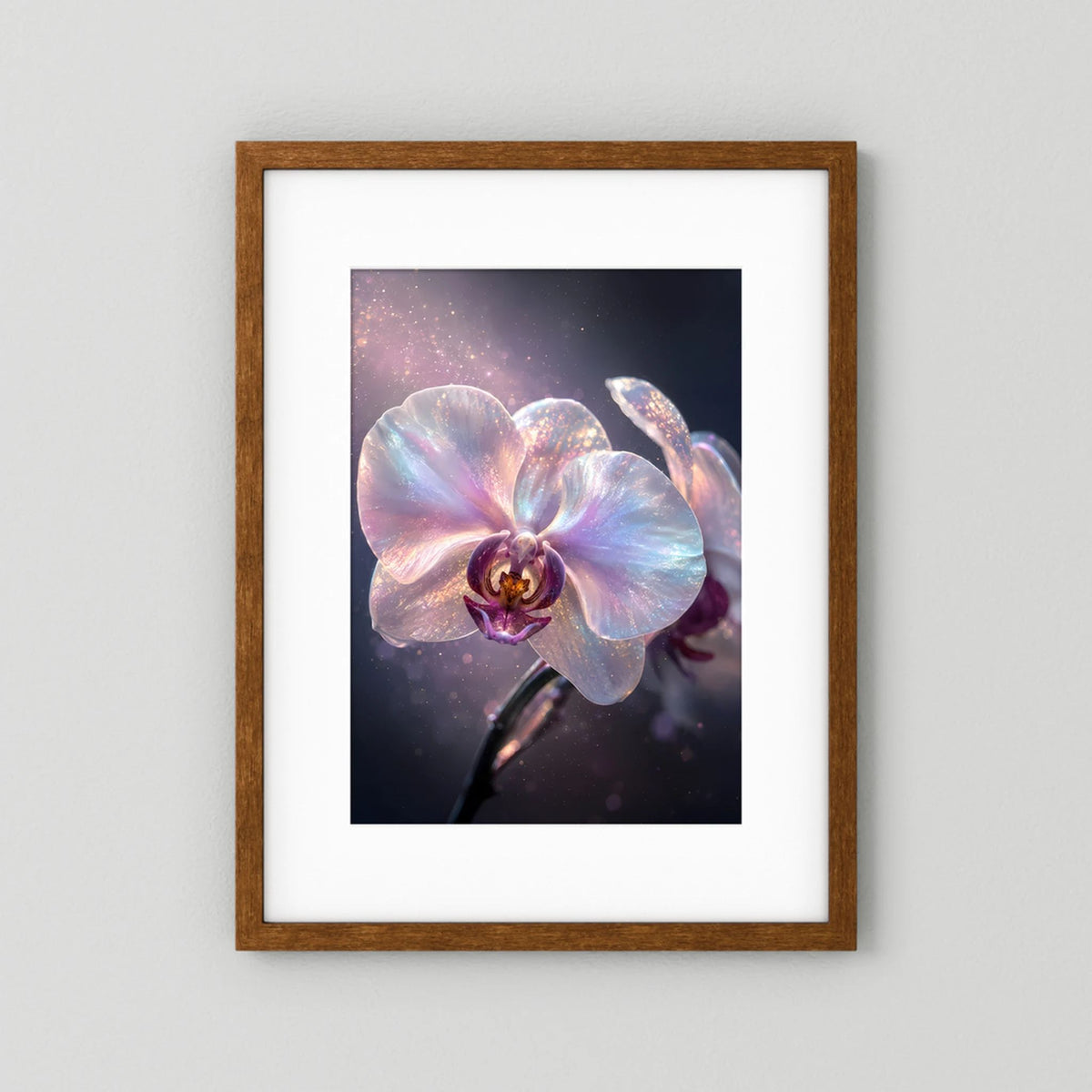Orchideen-Poster im braunen Holzrahmen, pastellfarbene Blüte mit violettem Zentrum
