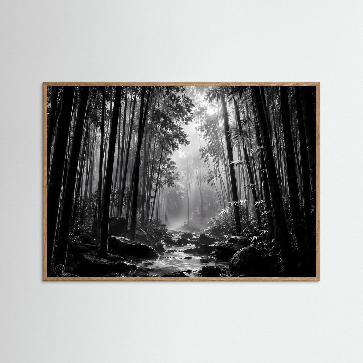 Wandbild mit Schwarzweiß-Bambuswald und Bachlauf, brauner Holzrahmen