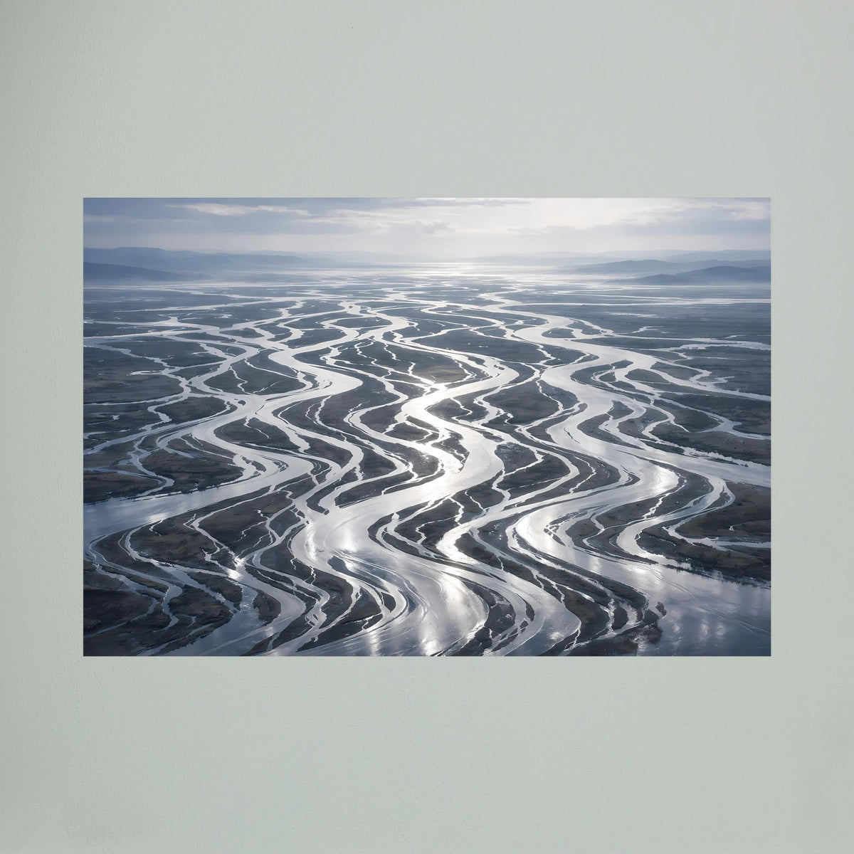 Wandbild im Querformat: Vogelperspektive vom Flussdelta mit hellen Wasserläufen, blau-grau