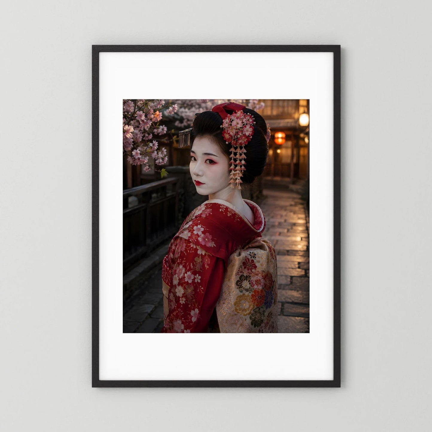 Poster mit Geisha im rotem Kimono und Kirschblüten, schwarzer Rahmen mit weißem Rand