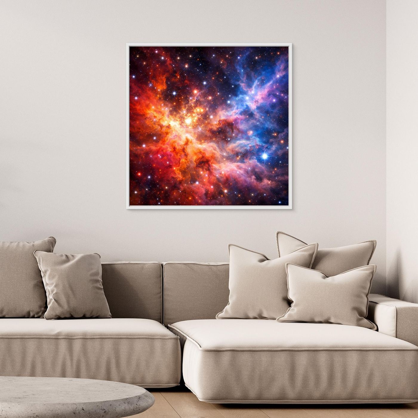 Leinwandbild mit kosmischem Nebelmotiv, heller Rahmen