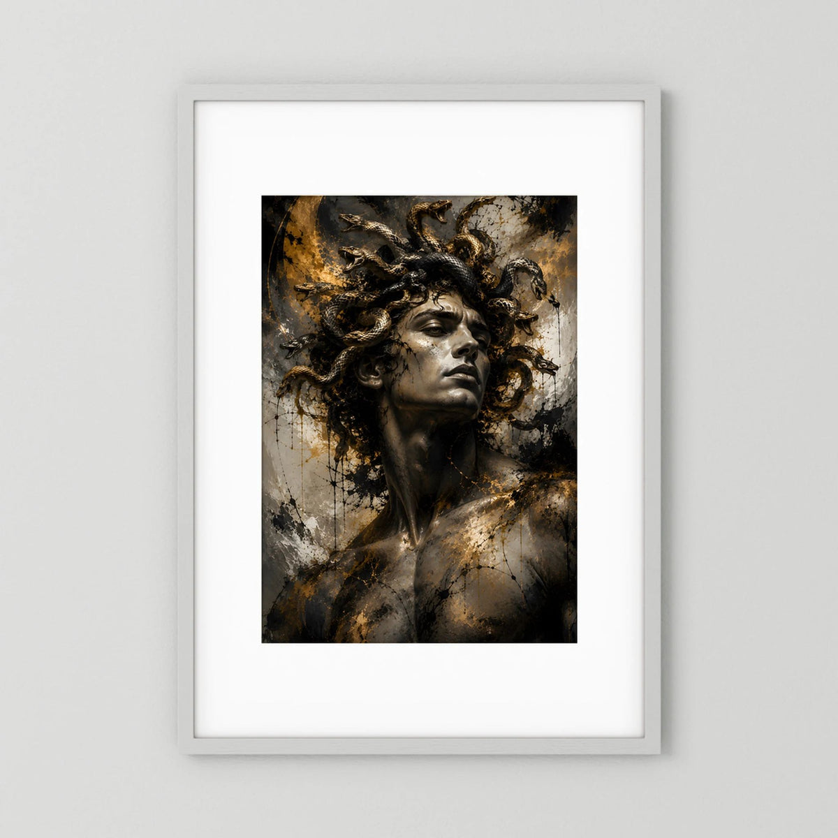 Hochformatiges Kunstposter mit Medusa-Porträt: schwarze Schlangen, goldene Akzente im Rahmen