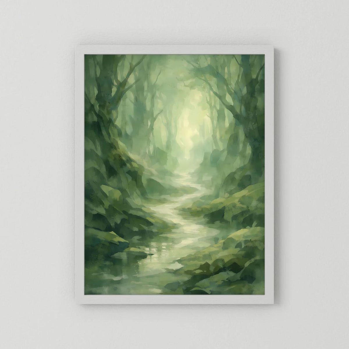 Waldposter Hochformat mit grünem Nebelwald und Bachlauf, weiß gerahmt