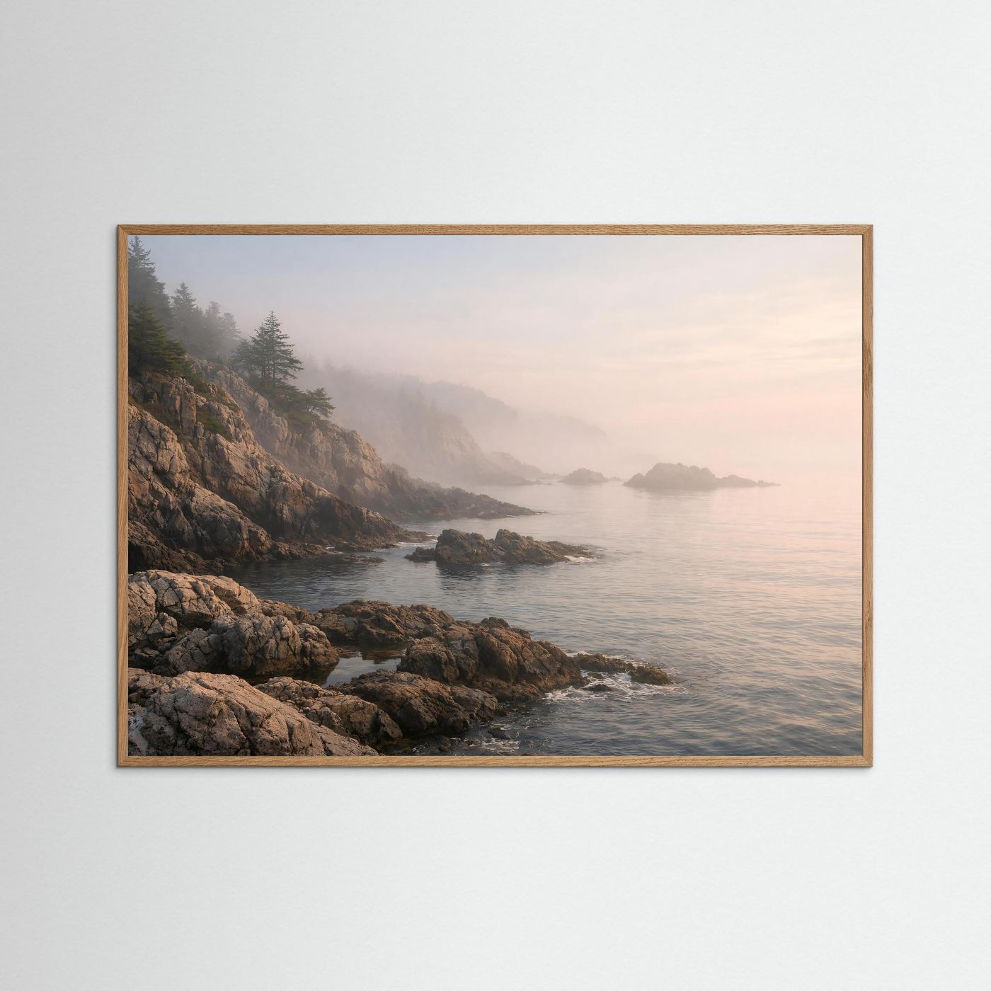 Naturposter Querformat mit Küste, Felsen und Morgennebel, heller Holzrahmen