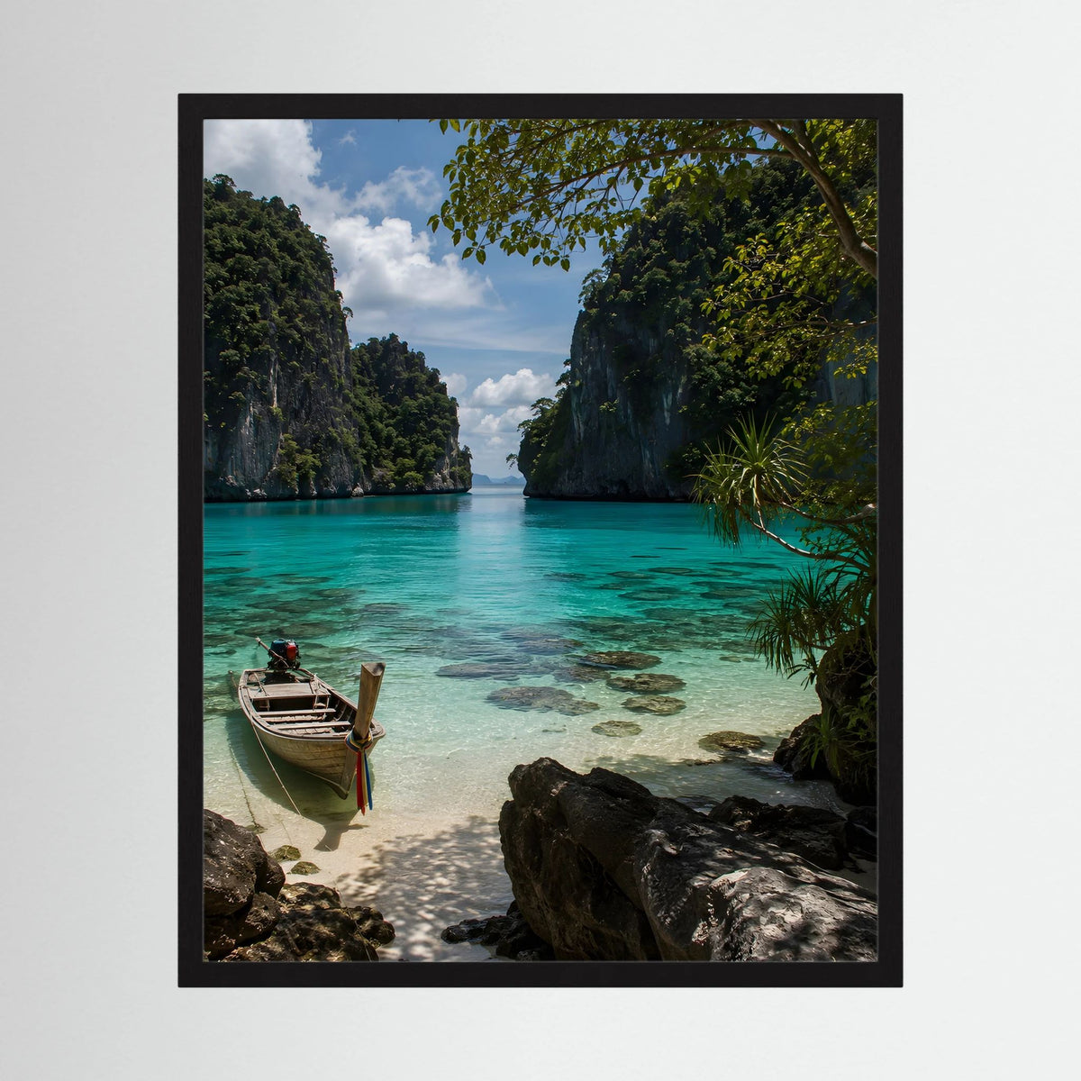 Landschaftsposter im schwarzen Rahmen mit türkisblauem Meer, Boot und Felsen, hochformat