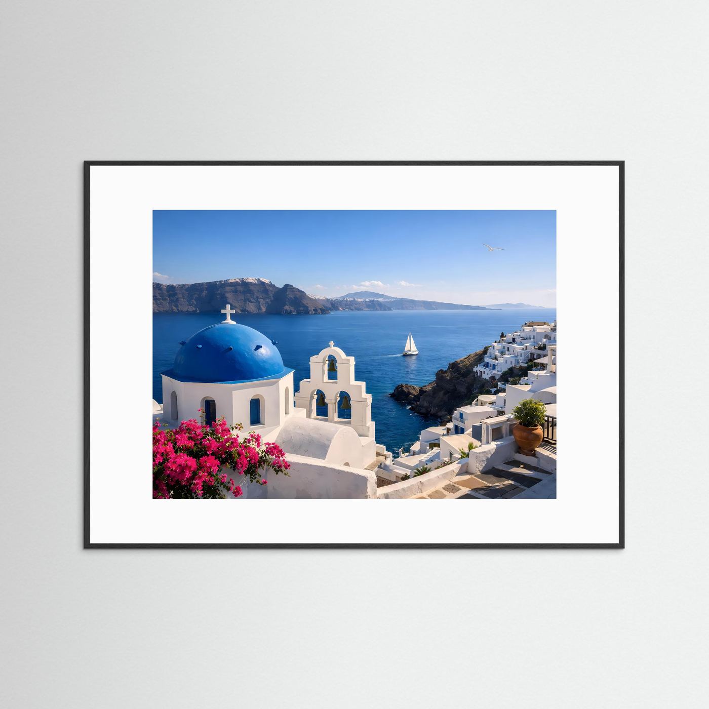 Panorama-Poster mit schwarzem Rahmen: blaue Kuppel, weiße Häuser und Meer
