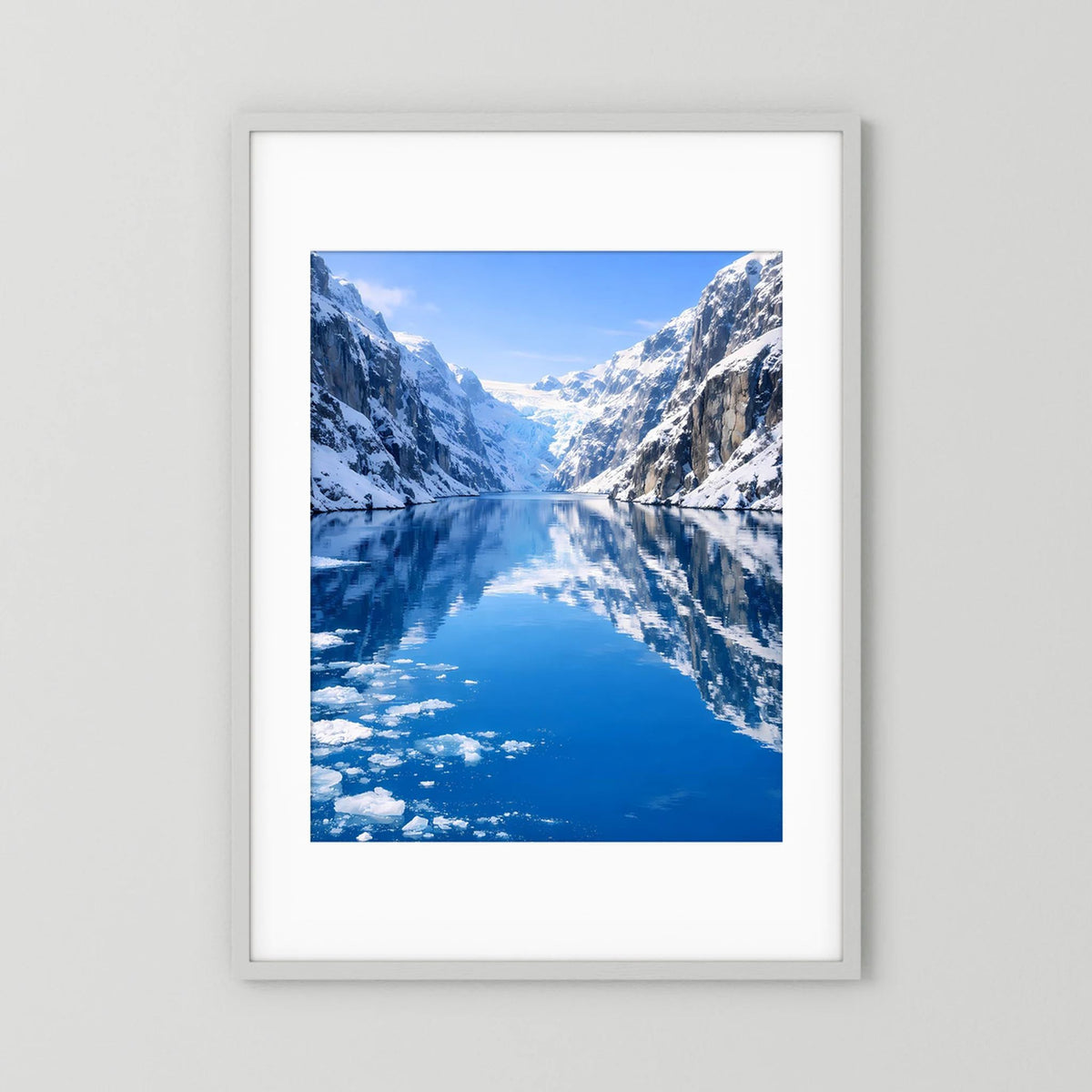 Gerahmtes Poster: blaues Gletscher-Fjord, weißer Rahmen, Hochformat.