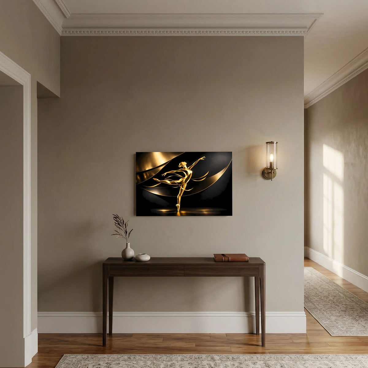 Querformatiges Wandbild mit goldener Ballerina-Skulptur auf schwarzem Hintergrund.
