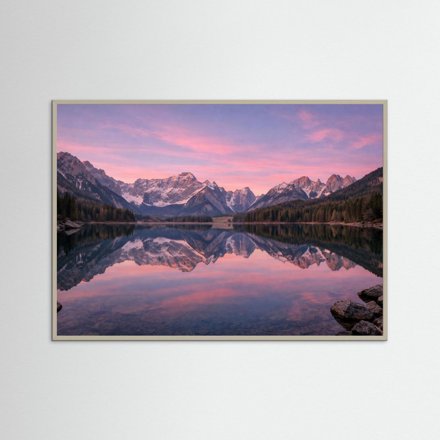 Bergsee-Naturposter im Querformat mit goldbraunem Rahmen, Spiegelung im rosa Abendrot