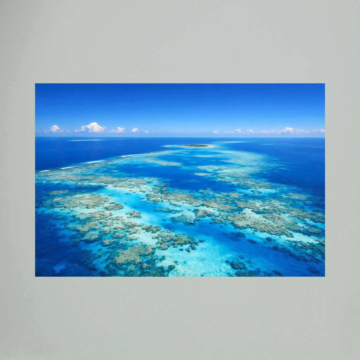 Wandbild Korallenmeer mit türkisblauem Riffverlauf, blaues Wasser und Himmelwolken
