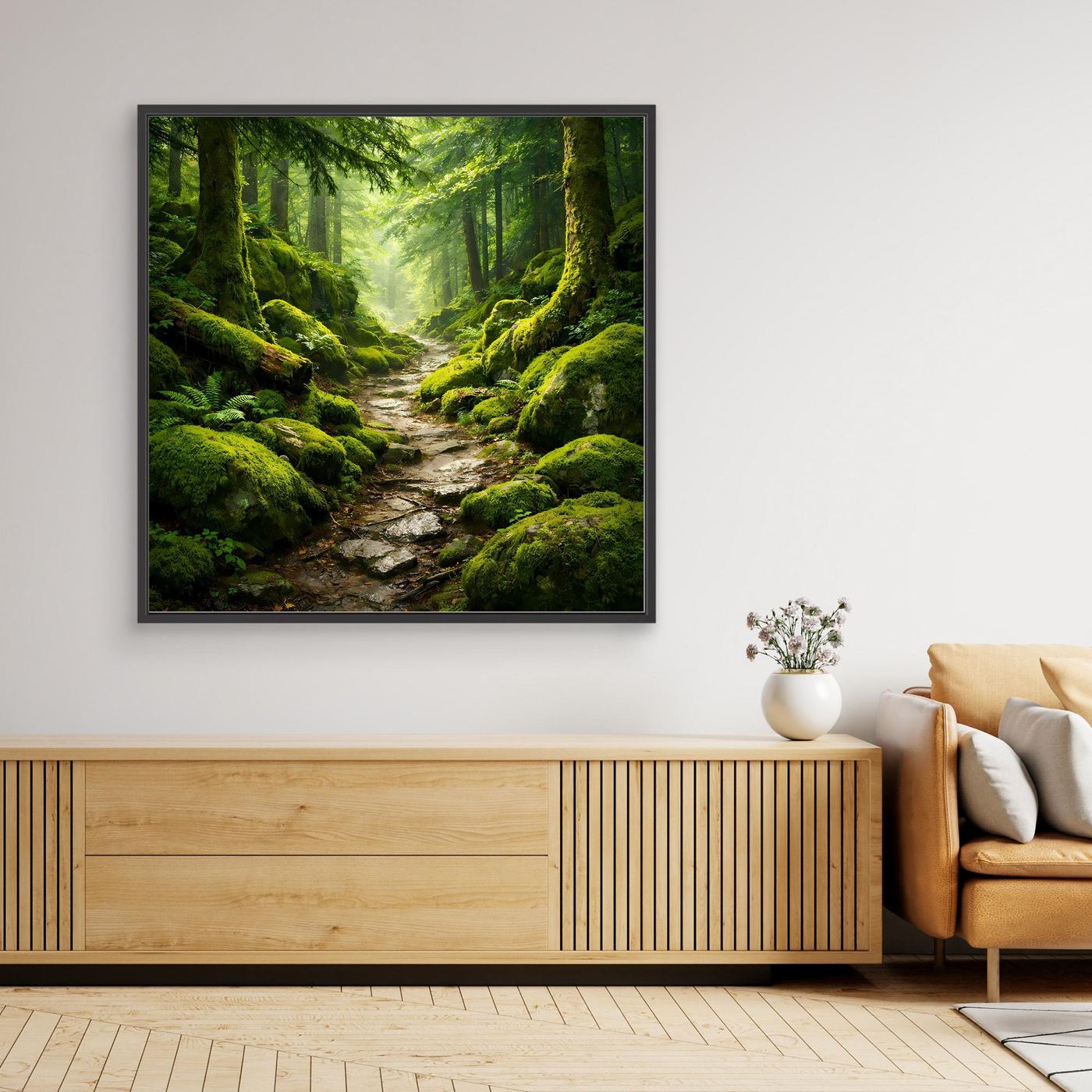Gerahmtes Leinwandbild Waldpfad mit moosgrünen Felsen und Baumkronen, schwarzer Rahmen