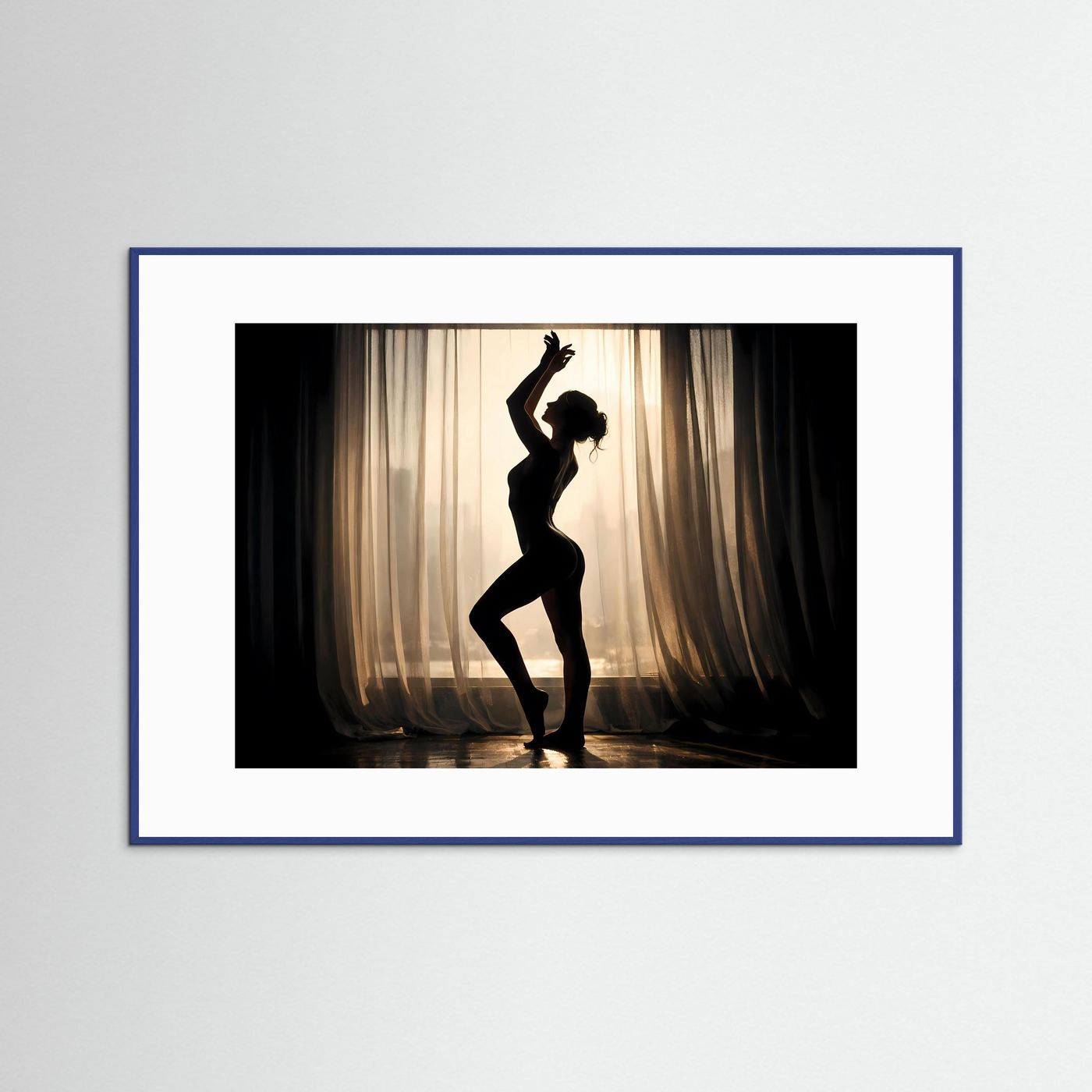 Wandbild mit Silhouette einer tänzerischen Frau im Gegenlicht, hellblauer Rahmen
