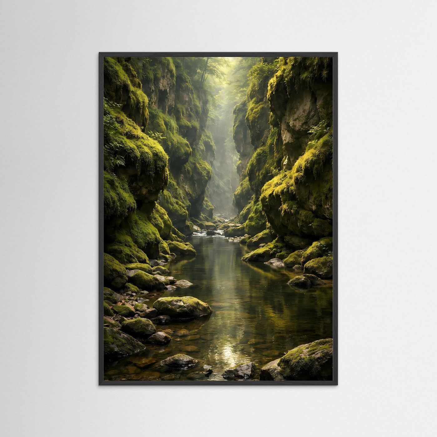 Canyon-Poster im Hochformat mit schwarzem Rahmen: moosige Felswände, Fluss, Sonnenlicht