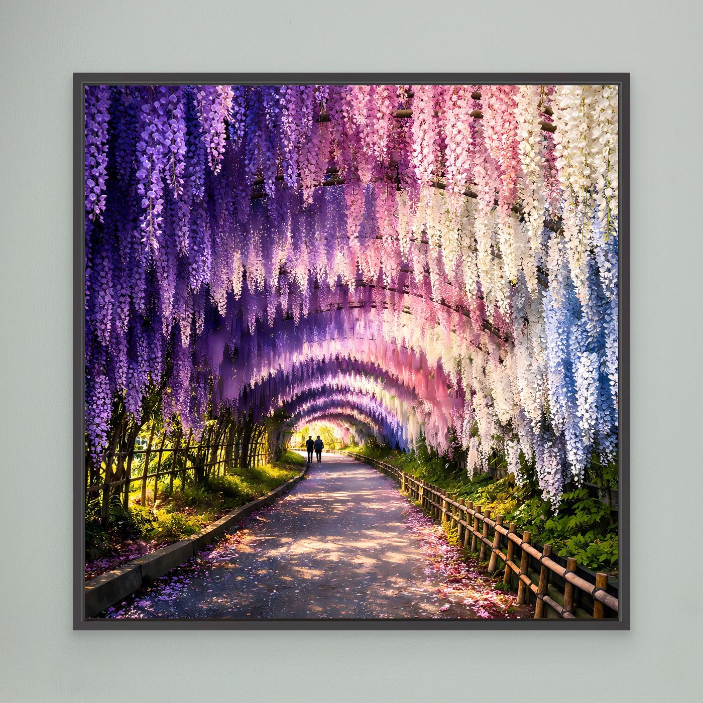 Leinwandbild Wisterientunnel mit lila, rosa und cremefarbenen Blüten, Weg im Bild; schwarzer Rahmen